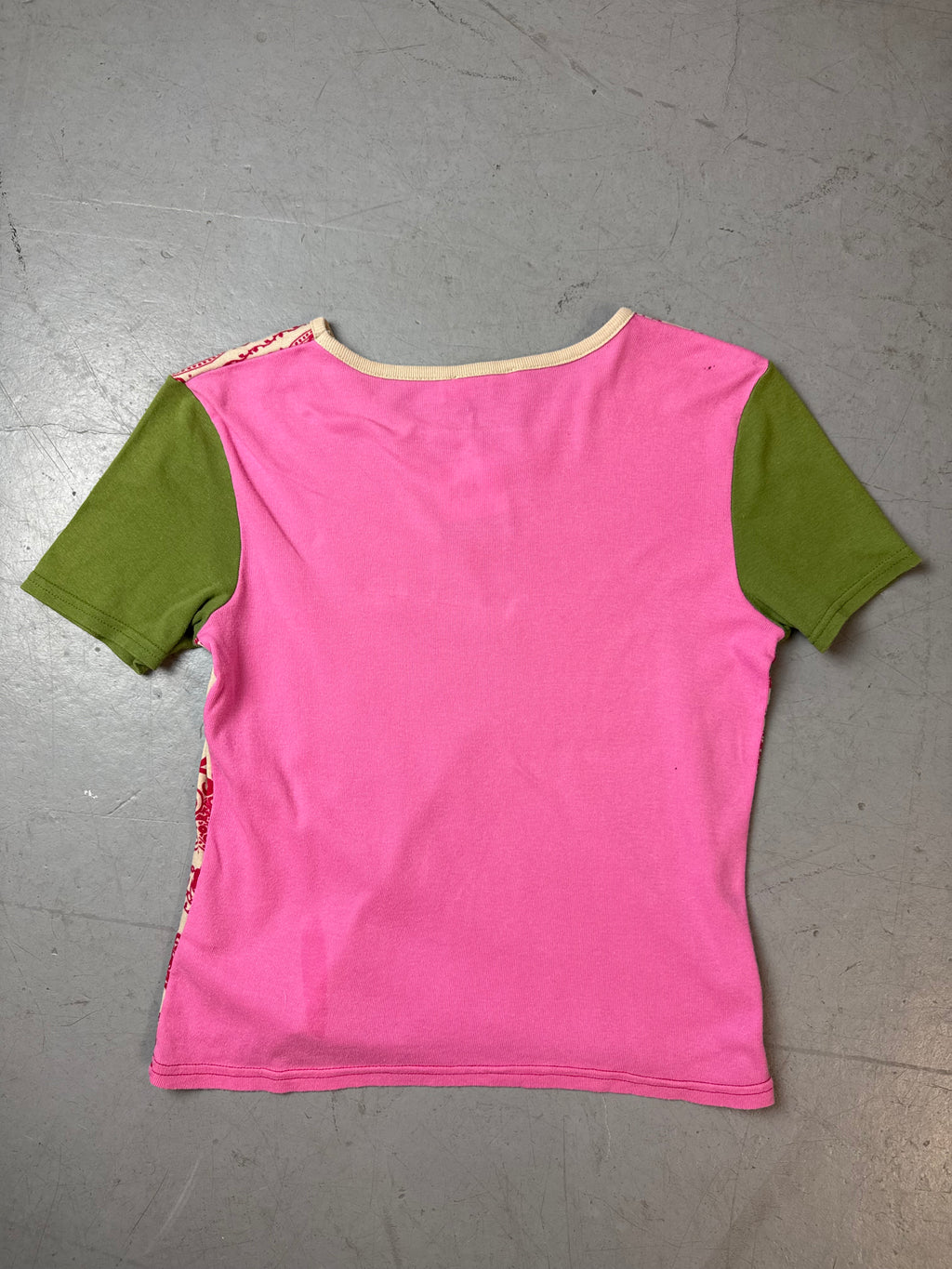 Vintage Red and Green Printed T-Shirt für Damen. Y2K Second Hand 2000s Fashion 