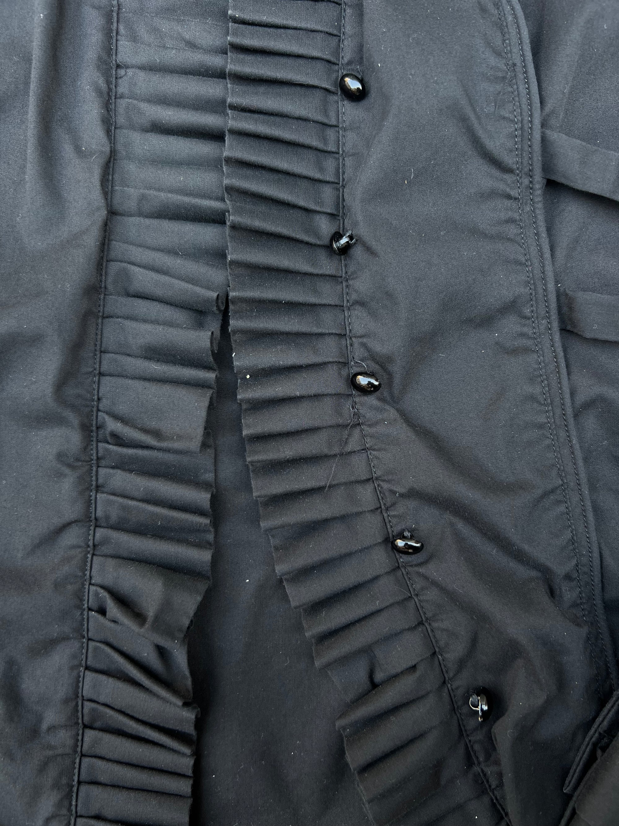 Eine schwarze Bluse von Diego Reiga in S mit Rüschen