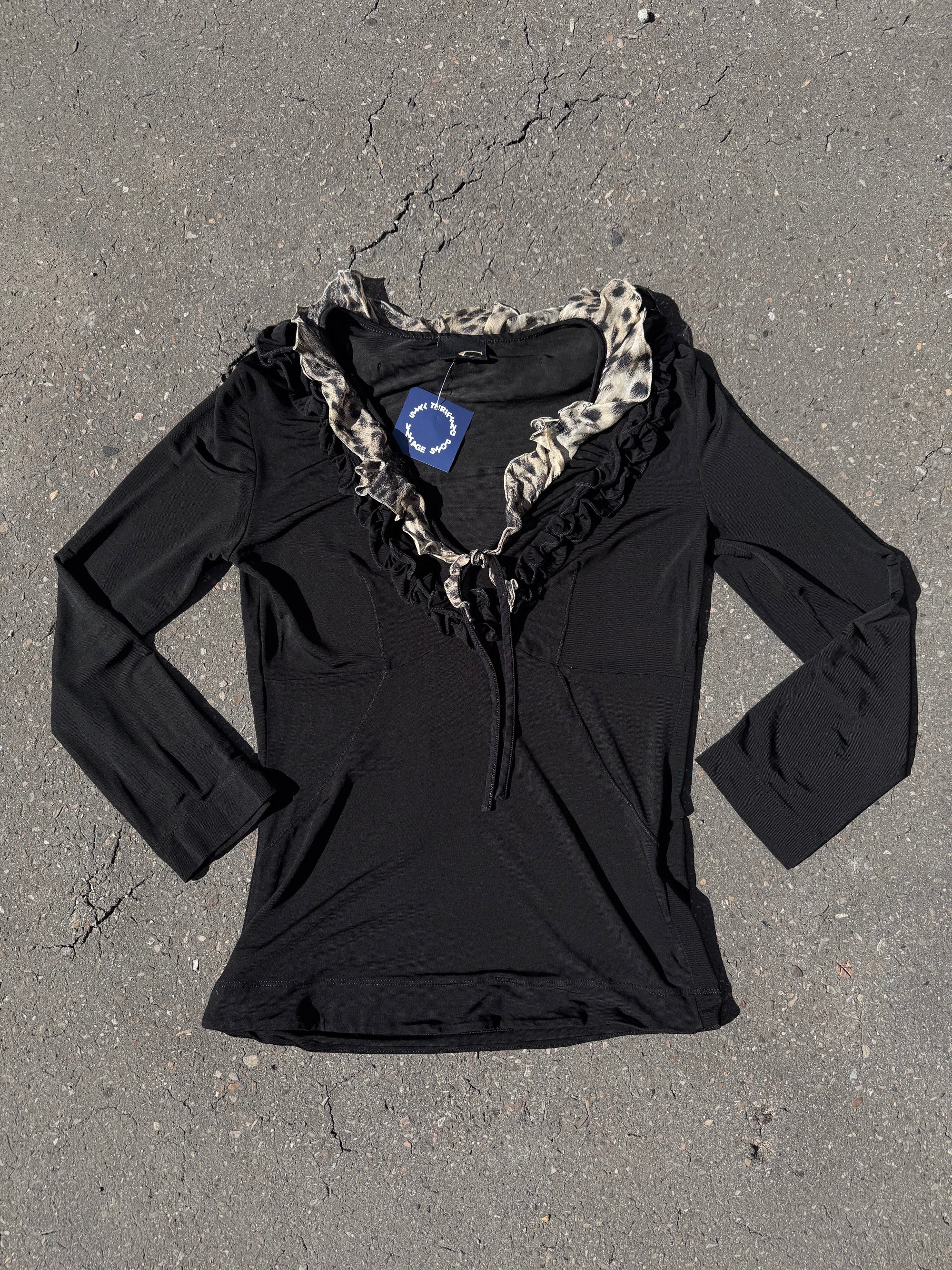 Eine schwarze Bluse mit halblangen Ärmeln und Leoparden Ruffle am Kragen von Cavalli