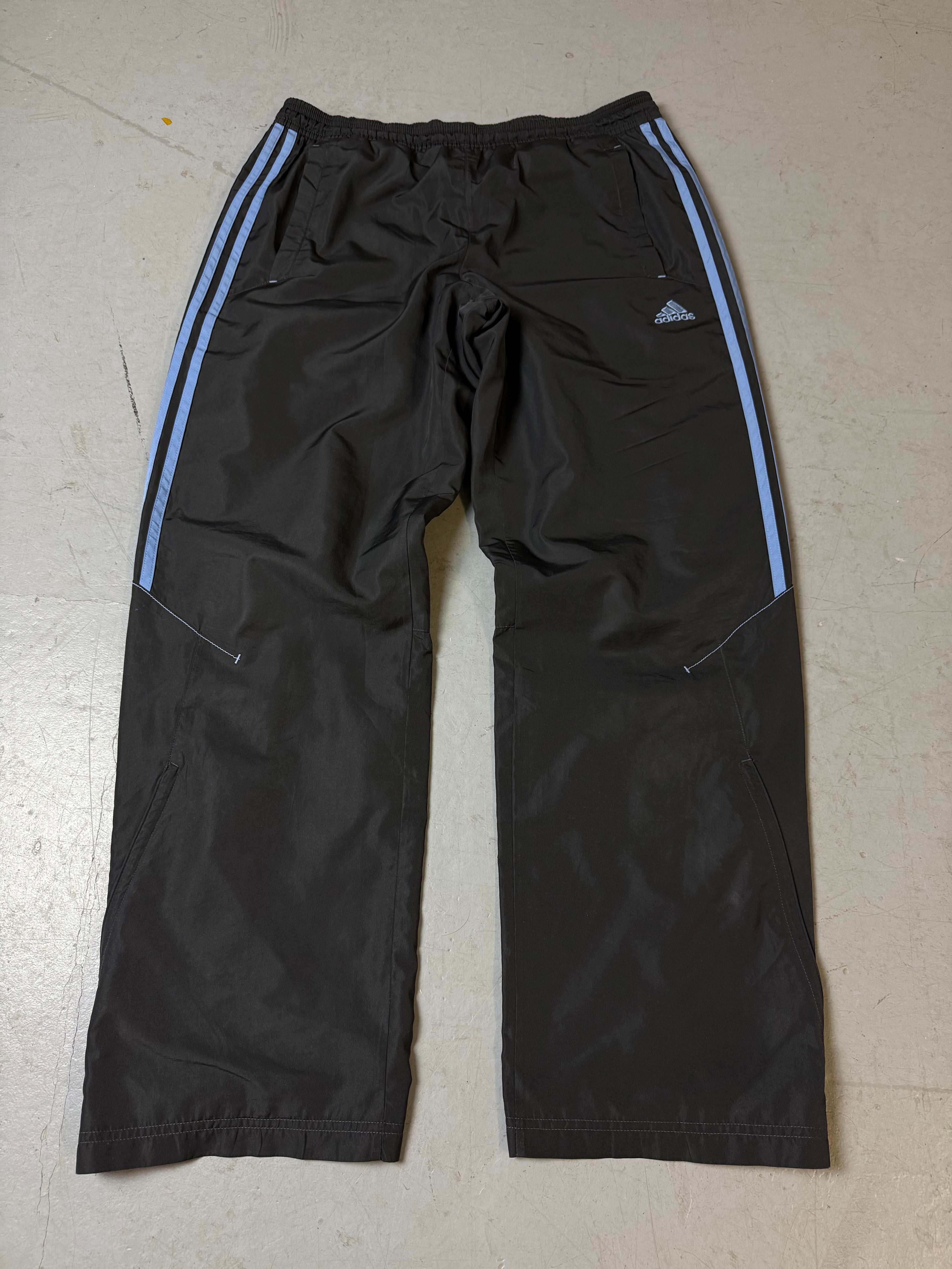 Eine schwarz blaue Adidas Trackpants vintage Y2K Jogginghose Sporthose 
