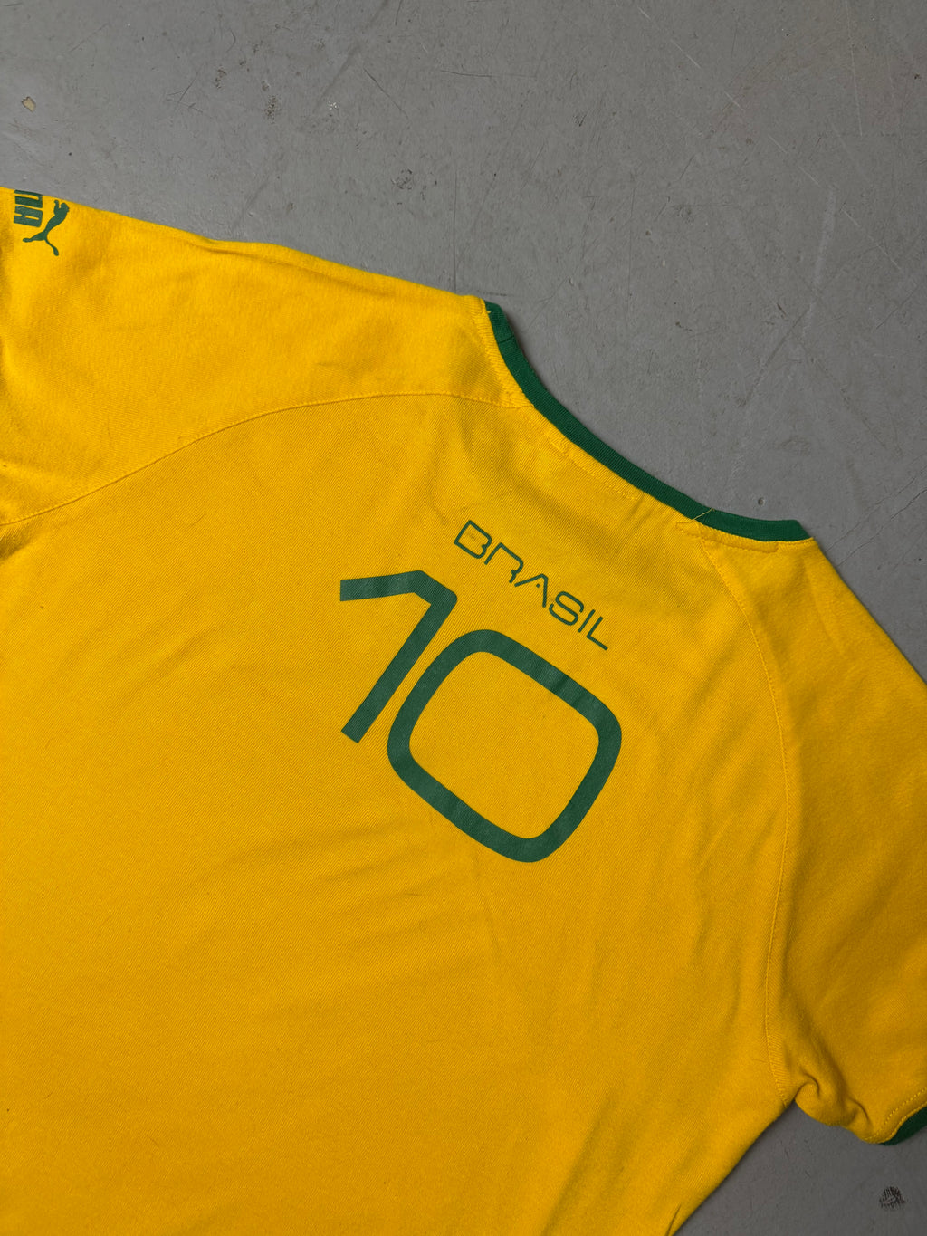Detailbild von einem Vintage Puma Brasil Yellow T-Shirt von Rückseite