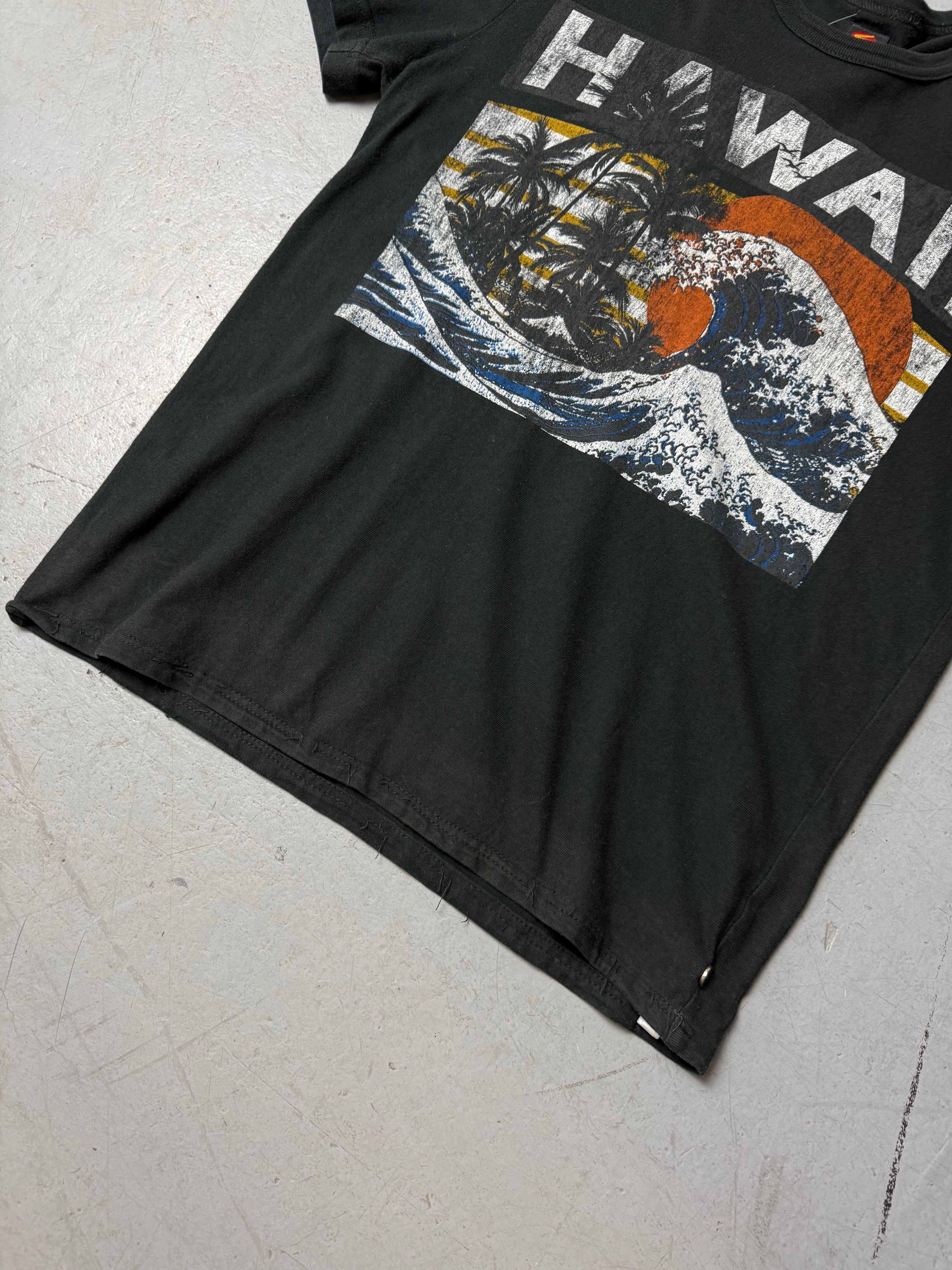 Vintage Energie Black Hawaii Printed T-Shirt for boys. Y2K Second Hand 2000s Fashion 