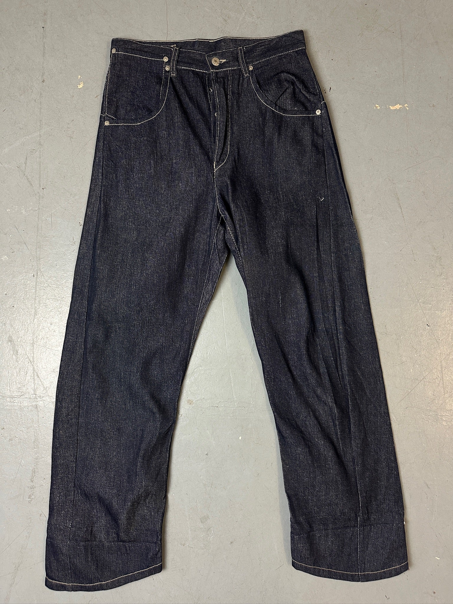 Eine dunkelblaue baggy Levi’s engineered denim jeans 