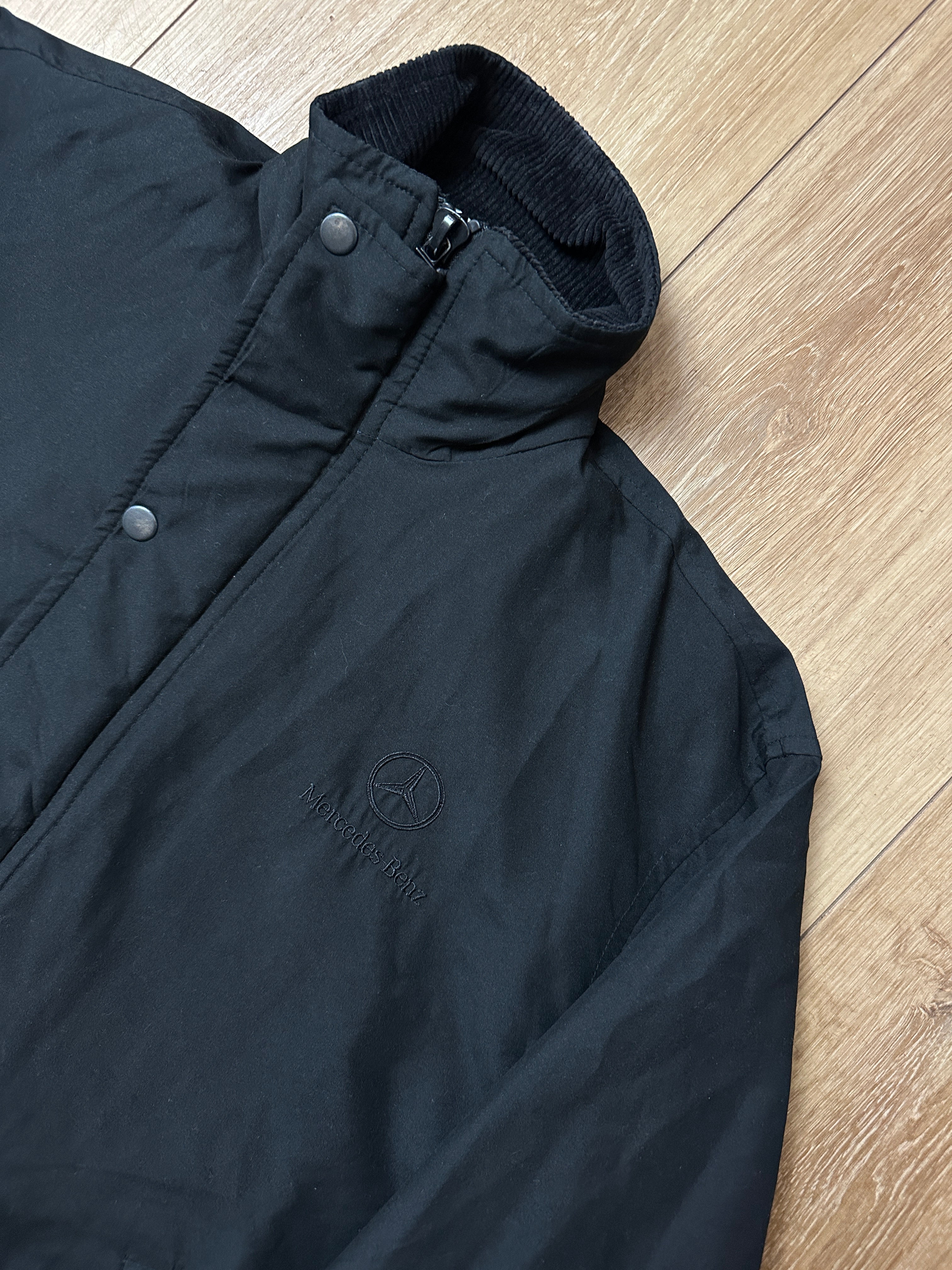 Detailbild von einer Vintage Black Mercedes Benz Jacket von Kragen