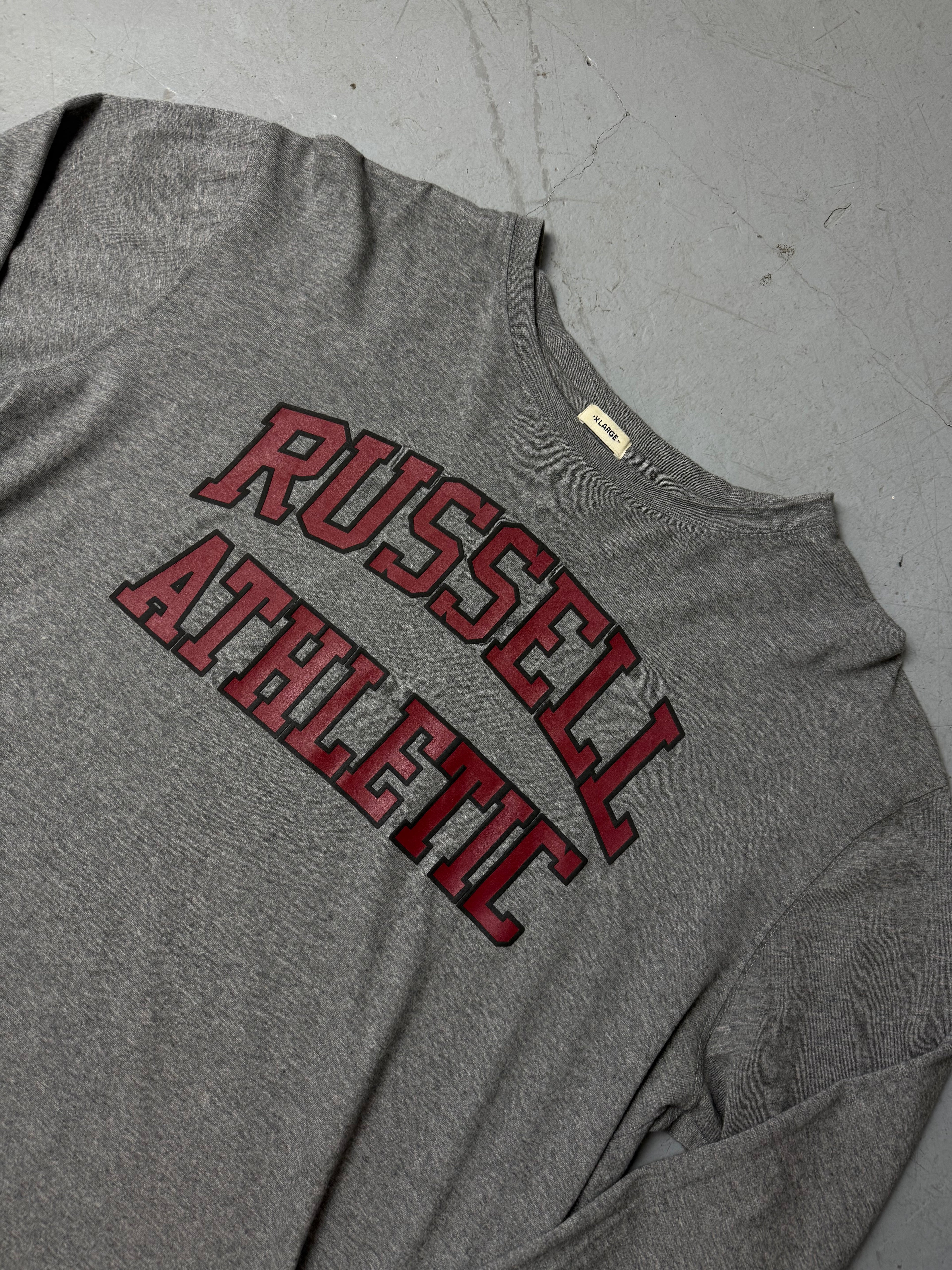 Vintage Russell Athletic Grey Longsleeve Whit a small letter for boys. Y2K Second Hand 2000s Fashion 