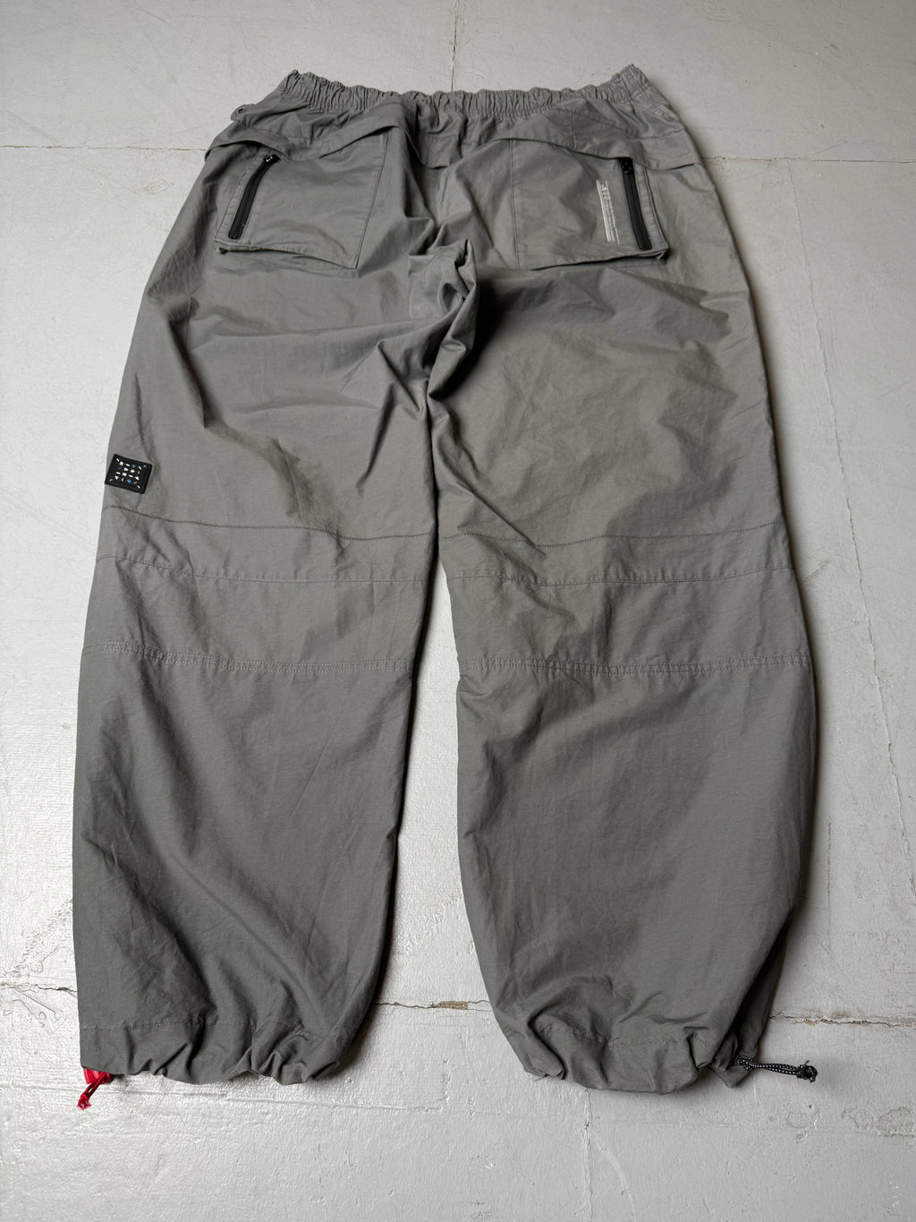 Vintage Nike Grey Gorpcore Baggy Trackpants mit Gummizug . Y2K Second Hand 2000s Fashion