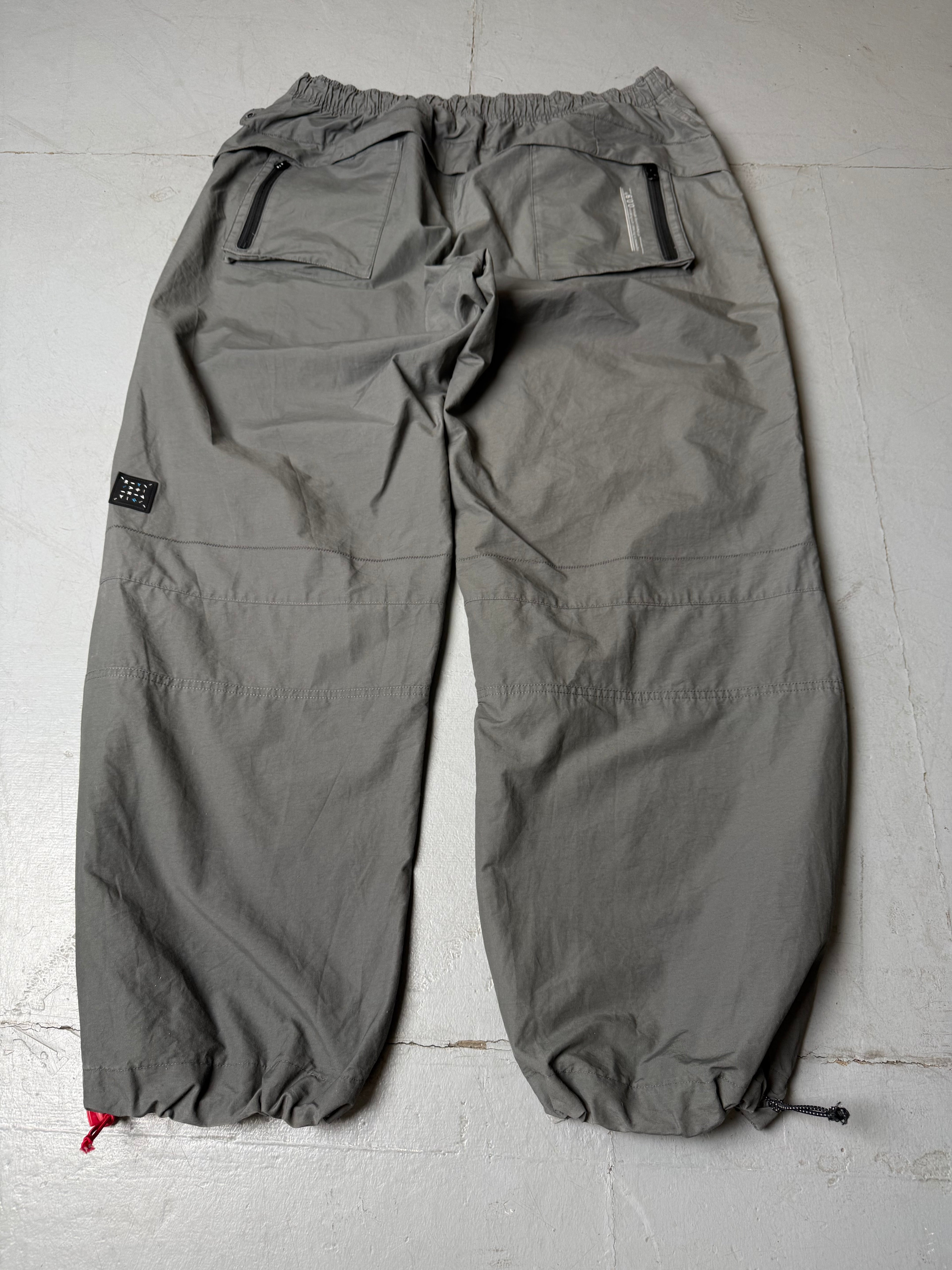 Vintage Nike Grey Gorpcore Baggy Trackpants mit Gummizug . Y2K Second Hand 2000s Fashion