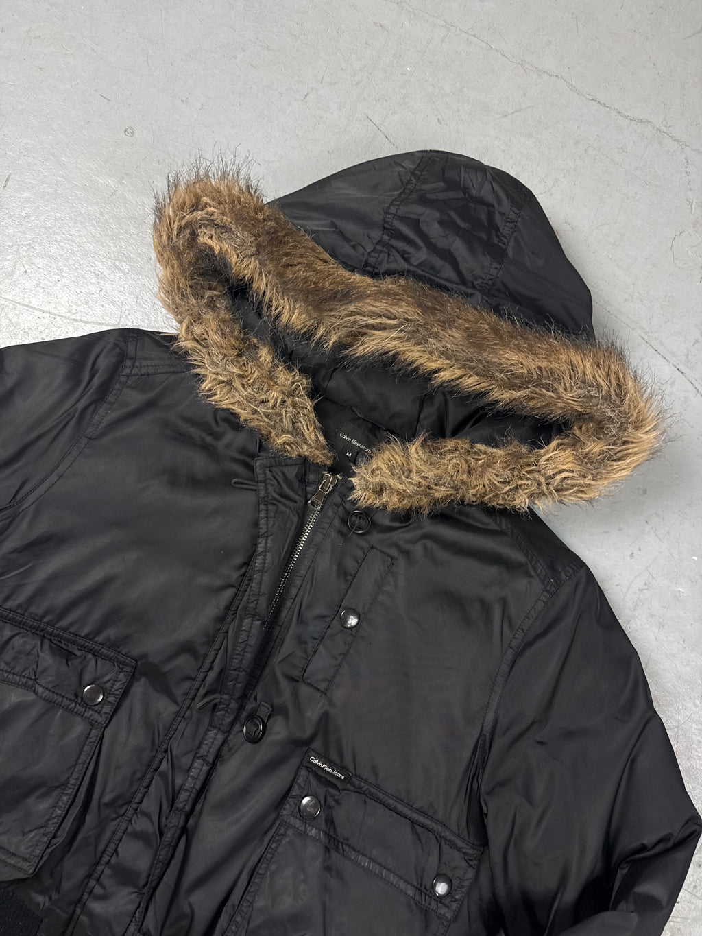 Schwarze vintage Calvin Klein Winterjacke cropped Y2K mit fur hood 