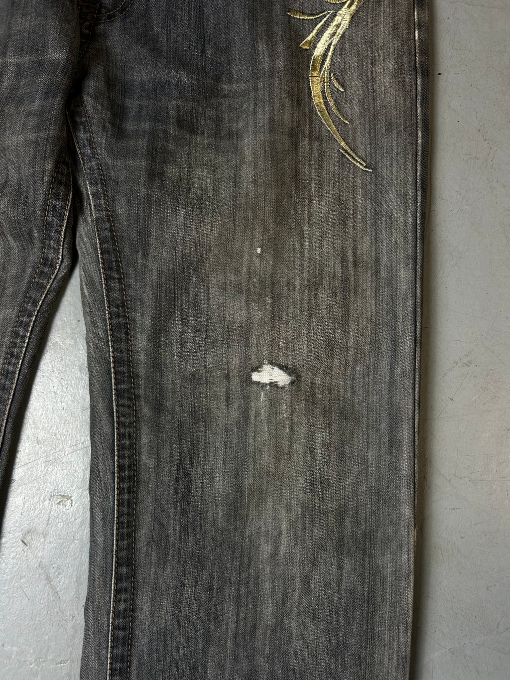 Detailliertes Produktbild von Vintage Japanese Golden Stitched Baggy Denim S/M von vorne