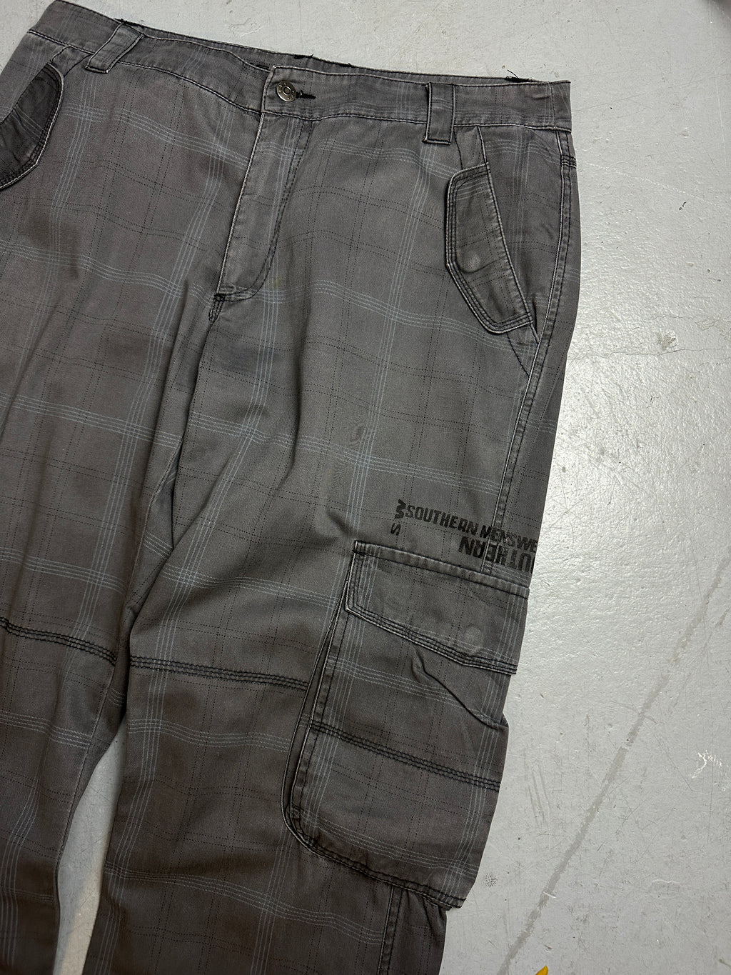 Detailbild von Vintage Dark Grey Cargo Pants M/L von vorne 