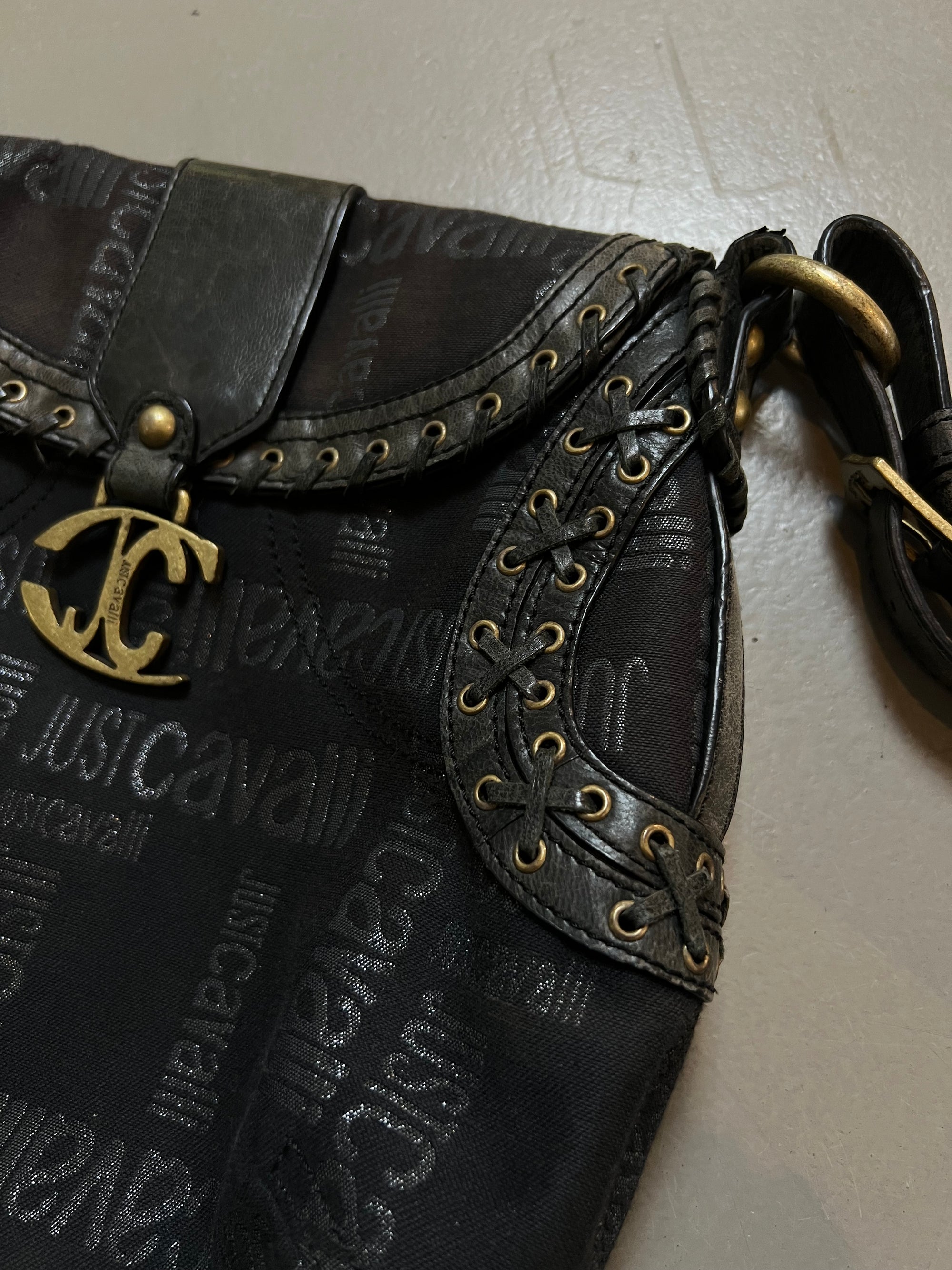 Eine Y2K Designer Umhängetasche von Just Cavalli, der Marke von Roberto Cavalli, in schwarz braun 