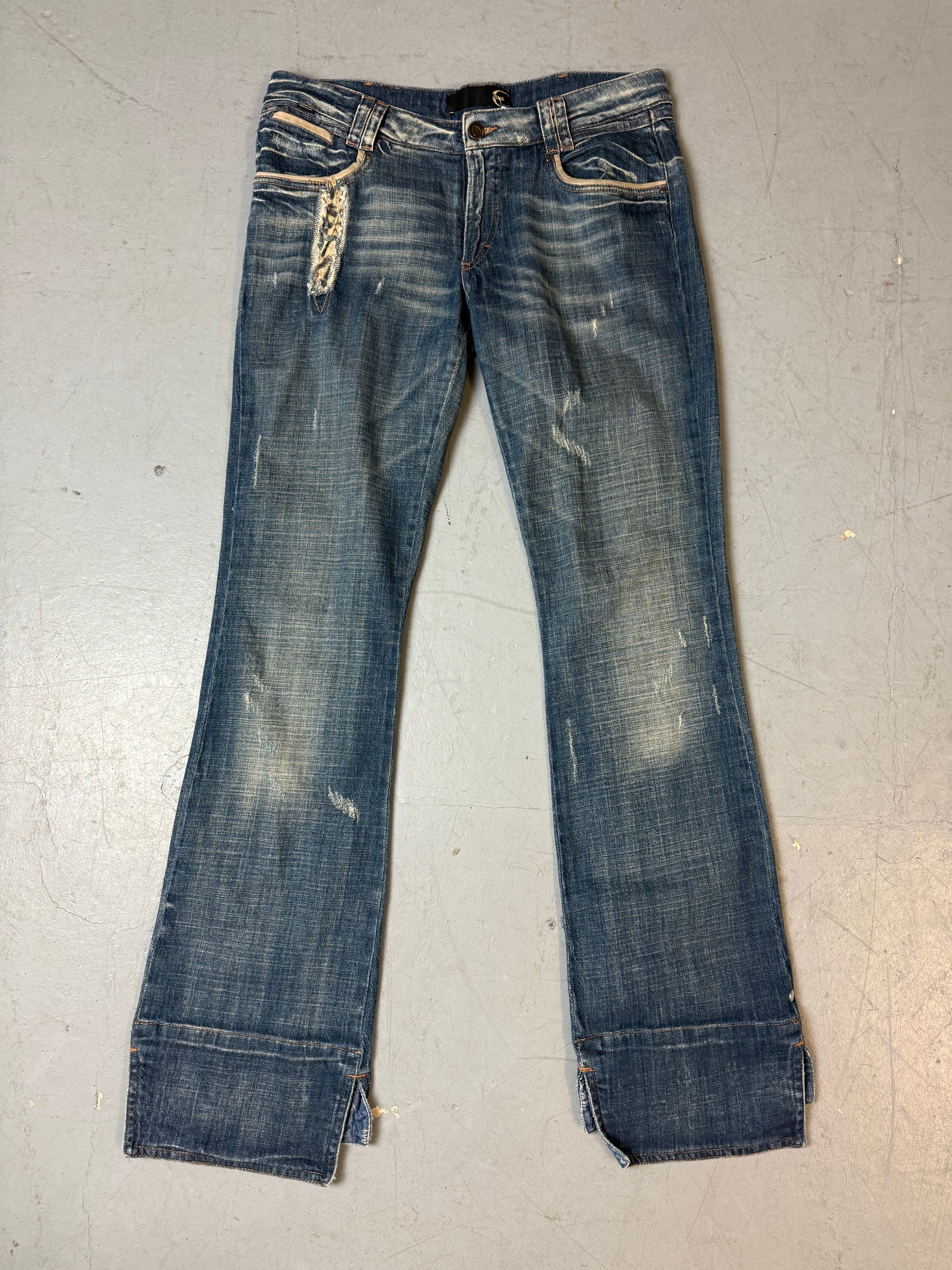 Low waist Cavalli jeans straight leg mit blauer Waschung leicht ripped und kuhfell Details am Bund 