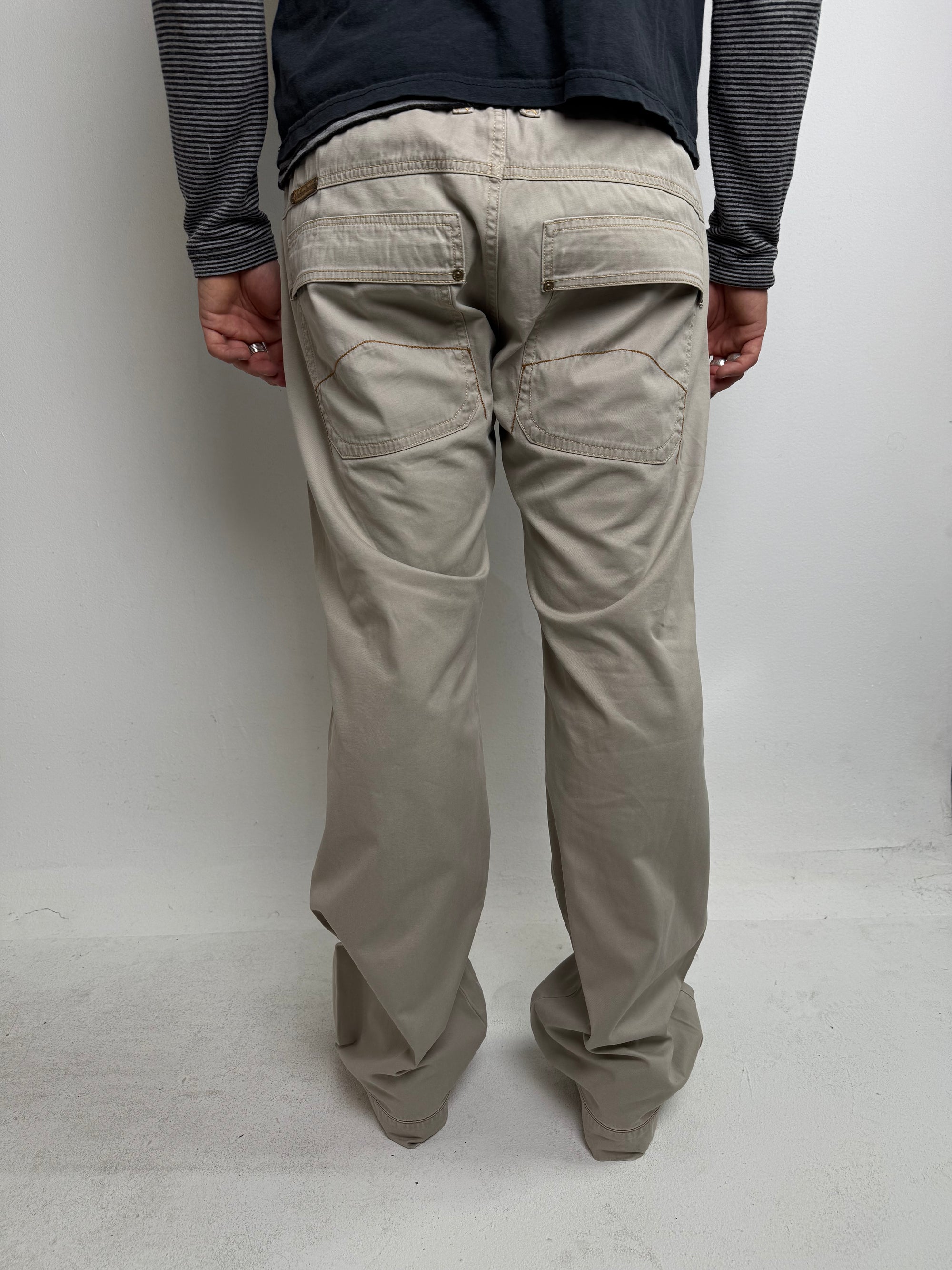 Tragebild von Vintage Marlboro Classics Beige Chino Pants XL von hinten