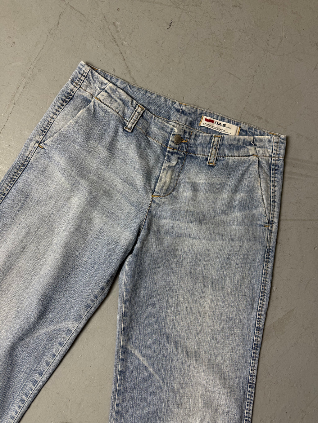 Eine low waist jeans von GAS in hellem Denim und ausgestelltem Bein