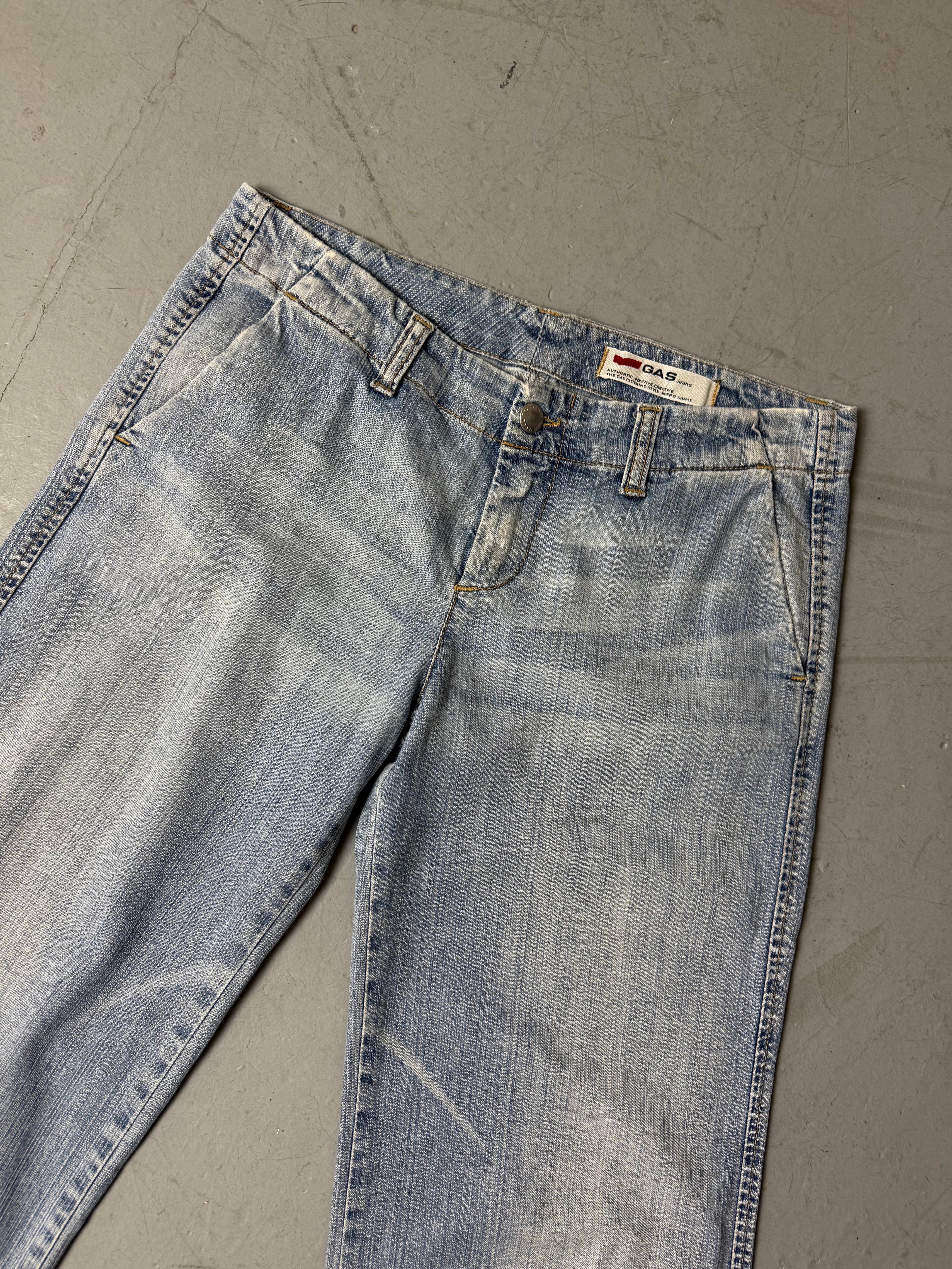 Eine low waist jeans von GAS in hellem Denim und ausgestelltem Bein