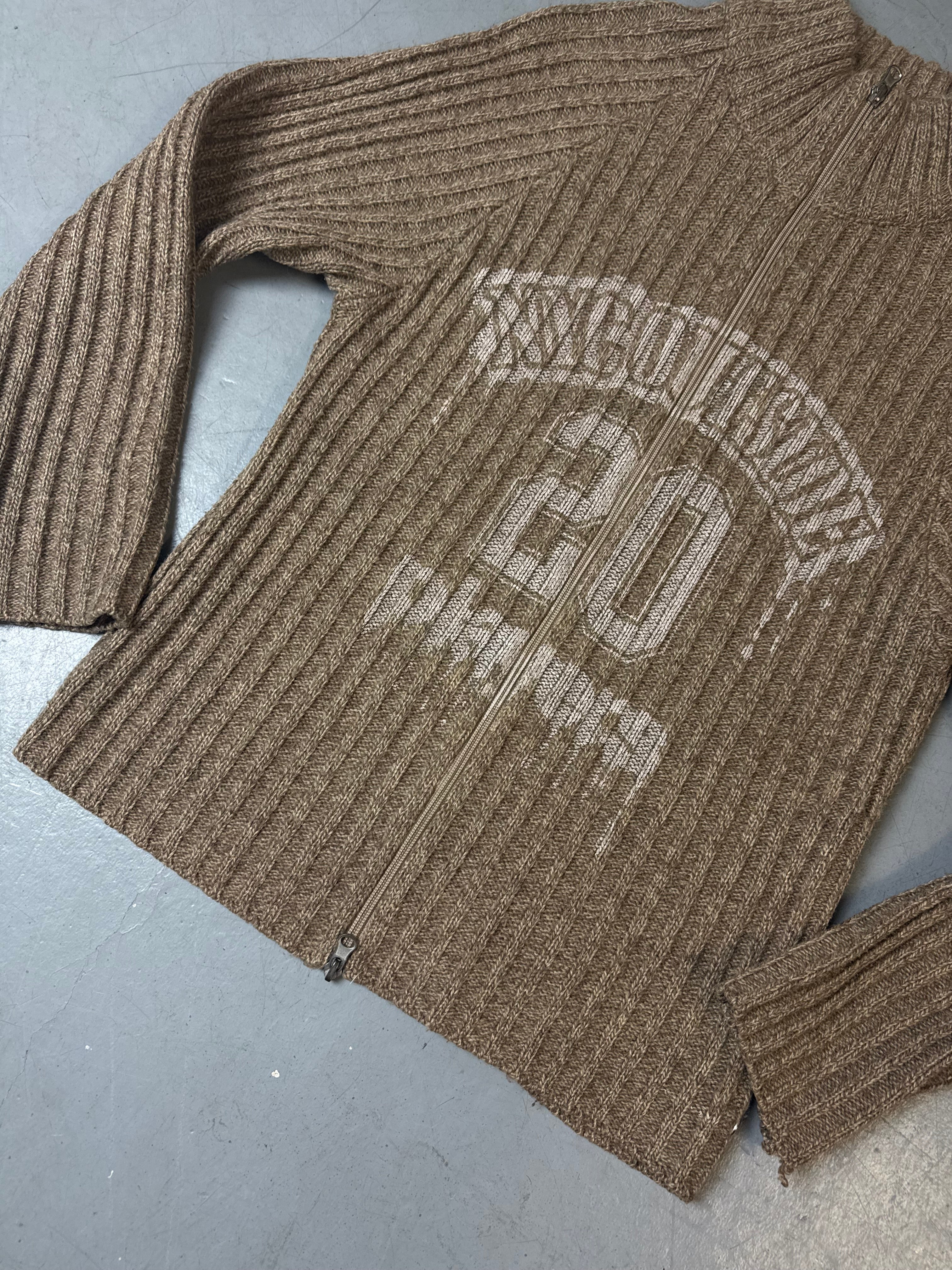 Ein brauner Strick zipper mit verwaschenem Print auf der Brust 