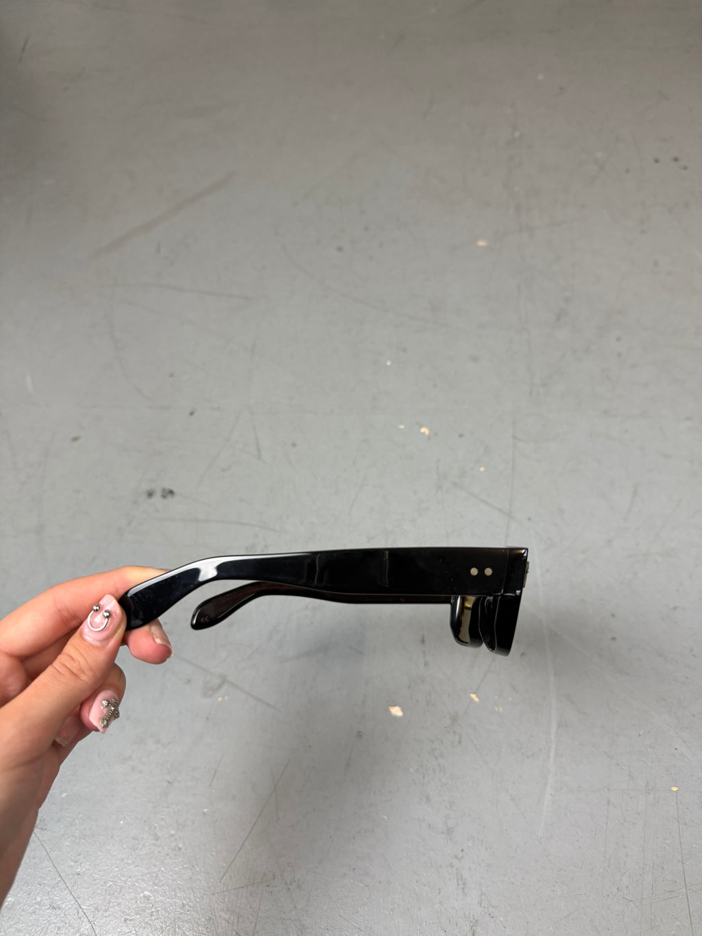 Schwarze Sonnenbrille von cutler & gross mit kleinen Dolch Details am Gestell 