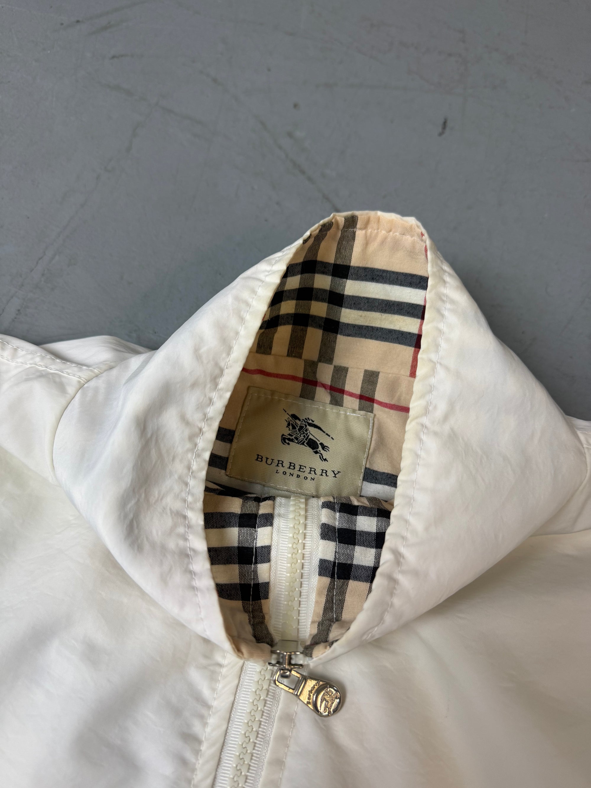 Eine weiße Burberry Regenjacke in L