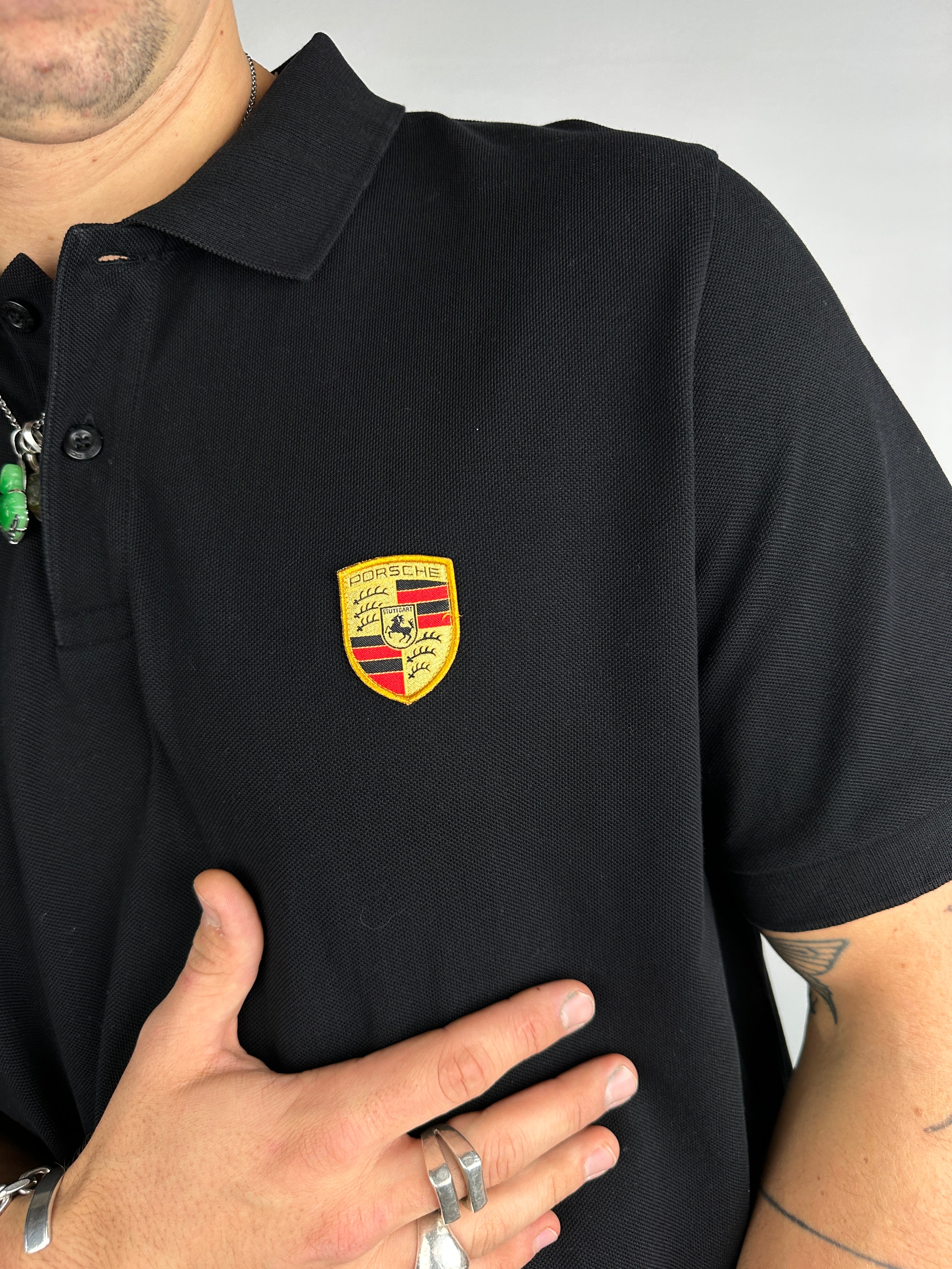 Tragebild von einem Vintage Porsche Black Polo Shirt von Logo auf der Brust 