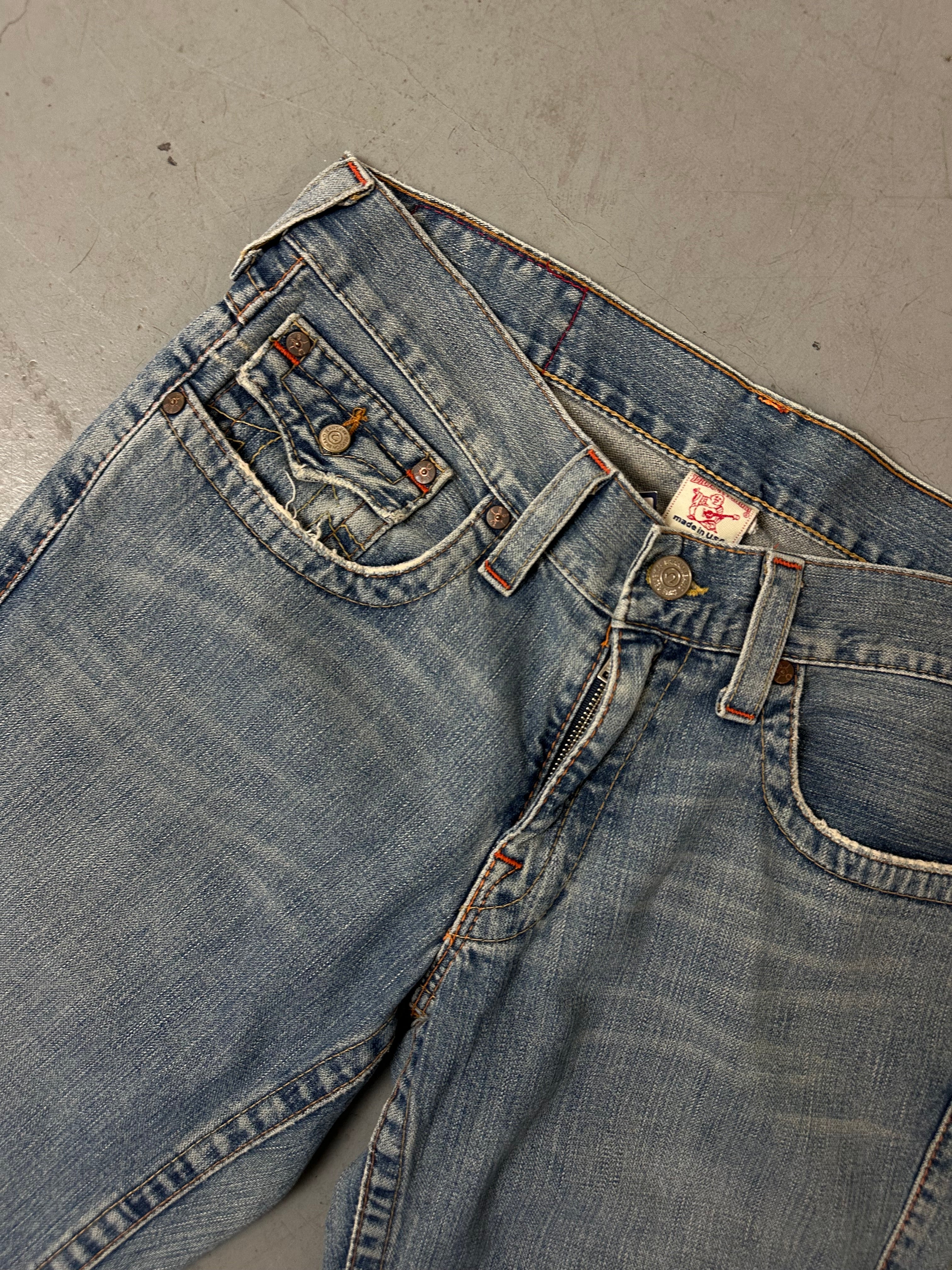 Eine blau-graue baggy True Religion Jeans mit weißen Hufeisen Stitching