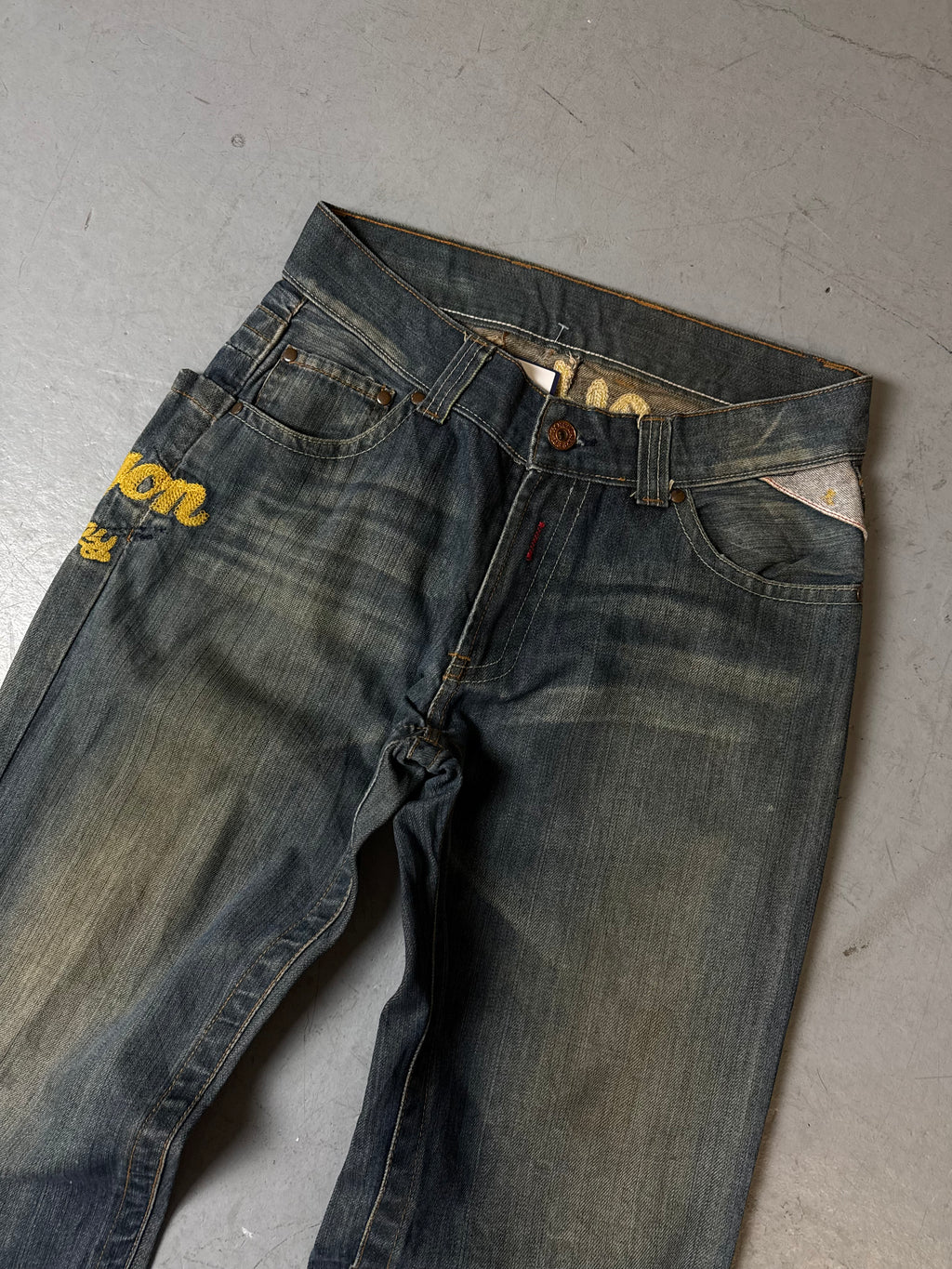 Detailbild von Vintage Replay Yellow Stitched Baggy Denim S/M von vorne 