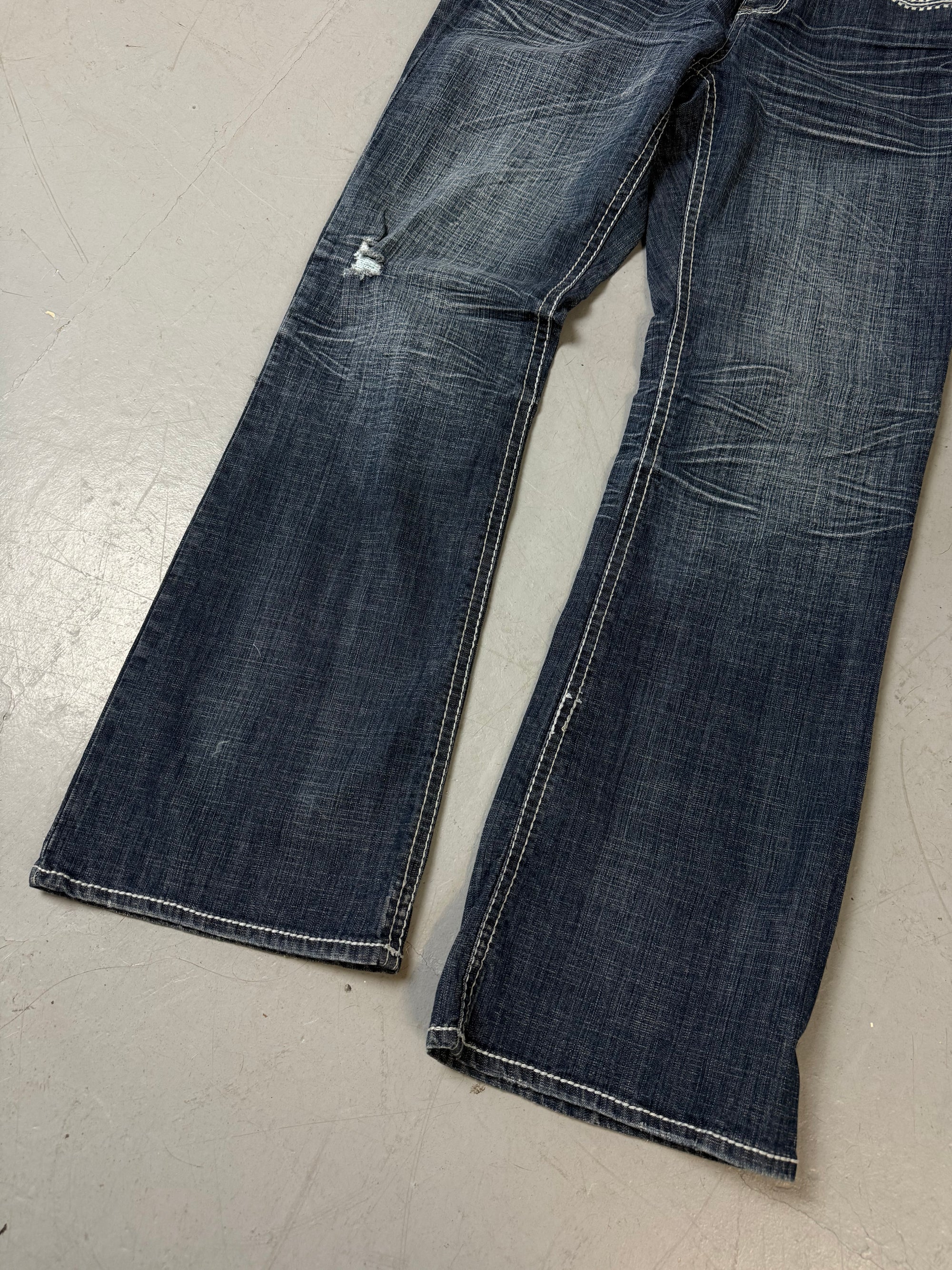 Eine vintage y2k low waist blaue jeans mit stitching auf den Backpockets 