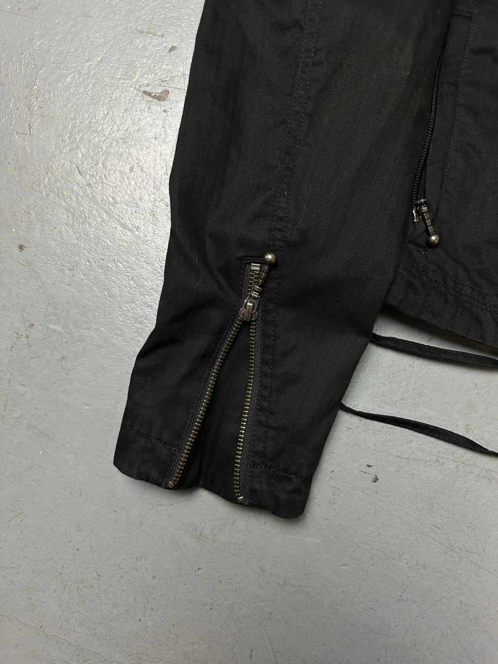 Detailliertes Produktbild von Vintage Black Harley Davidson Jacket S/M vom Ärmel