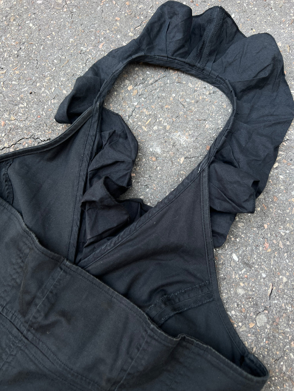 Ein schwarzes Neckholder Mini Kleid von St.-Martin