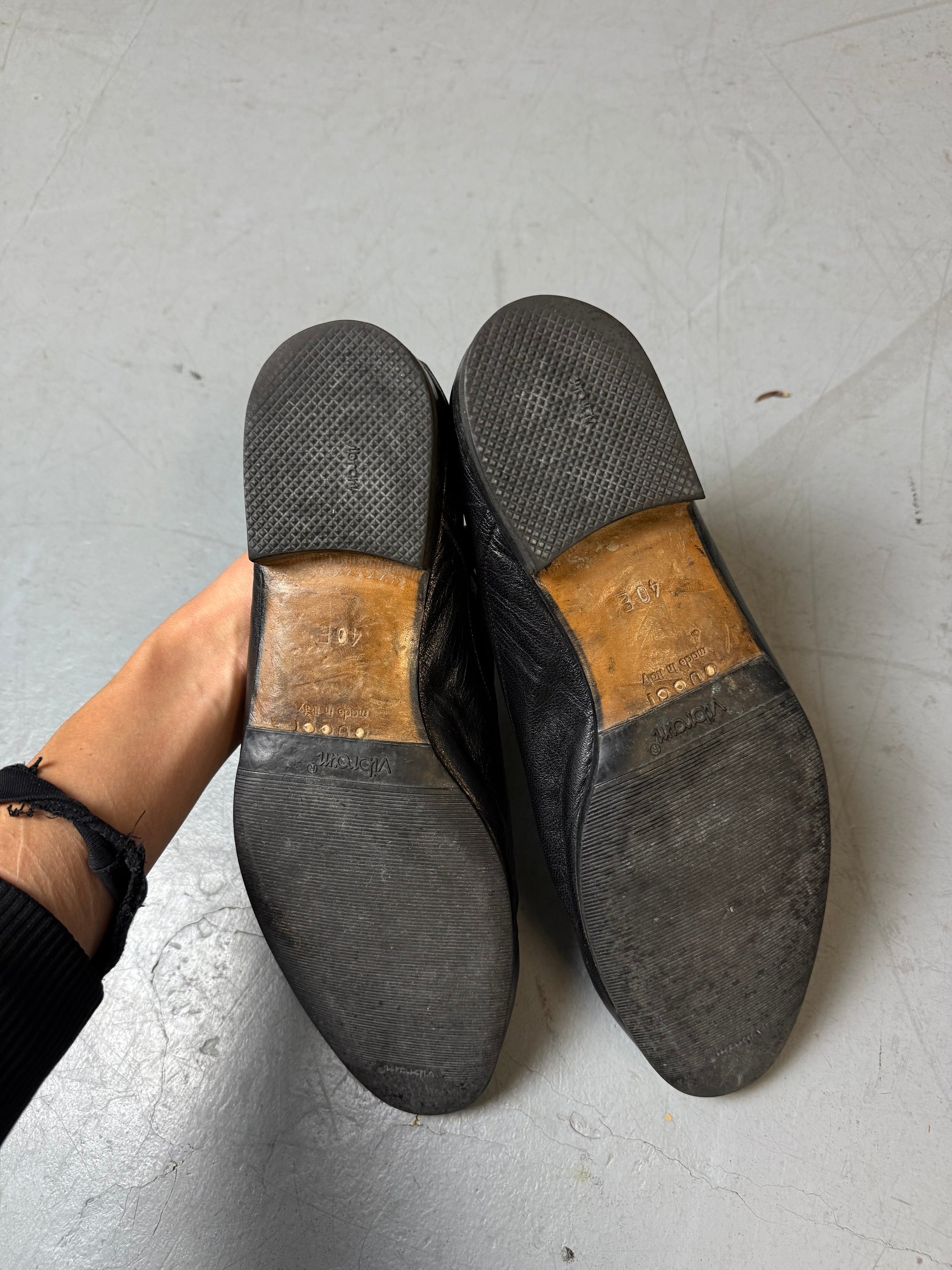 Schwarze gucci Oxford Schuhe mit leichtem Absatz und gucci Logo auf den Schnürsenkeln 