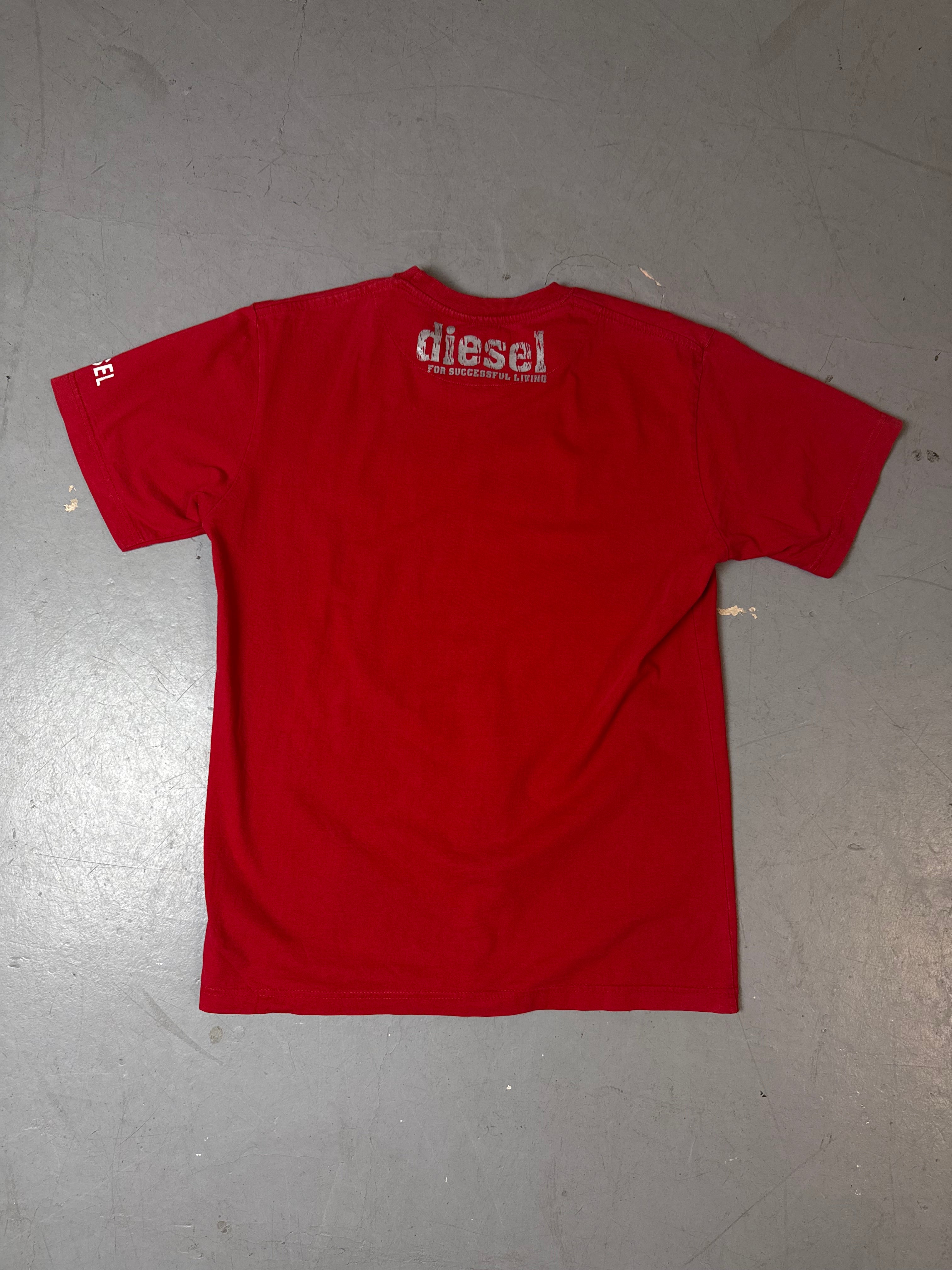 Ein vintage Diesel Shirt in rot mit Silber Diesel Logo auf der Brust 