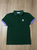 Ein dunkelgrünes Polo mit lila Details von Moncler in XS 