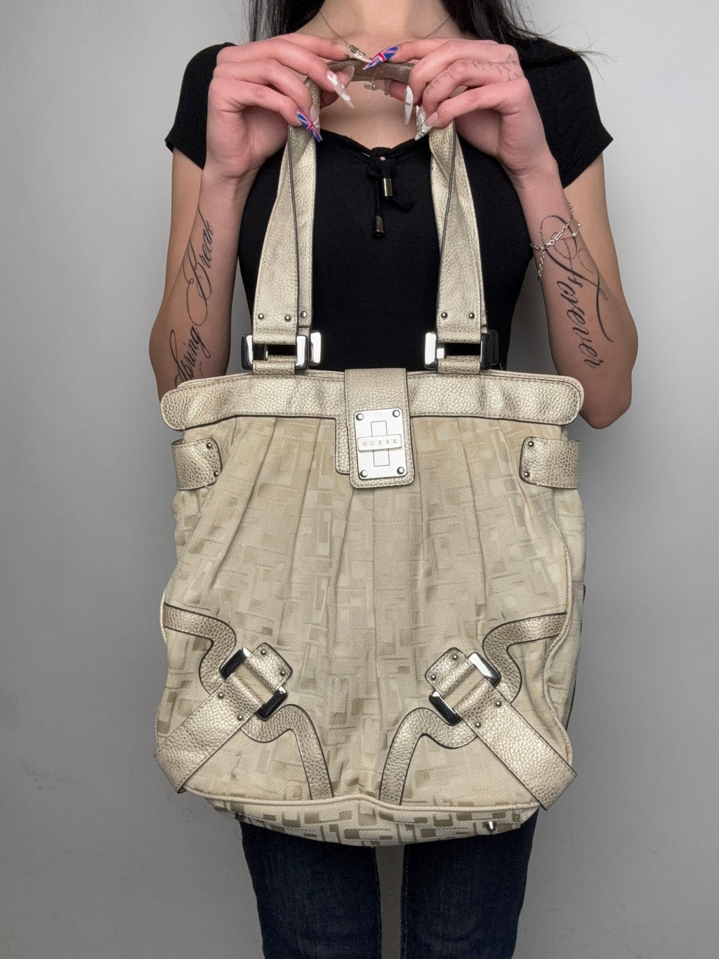 Tragebild von einer Vintage CNTY BAGS Guess Beige Monogram Big Bag von vorne