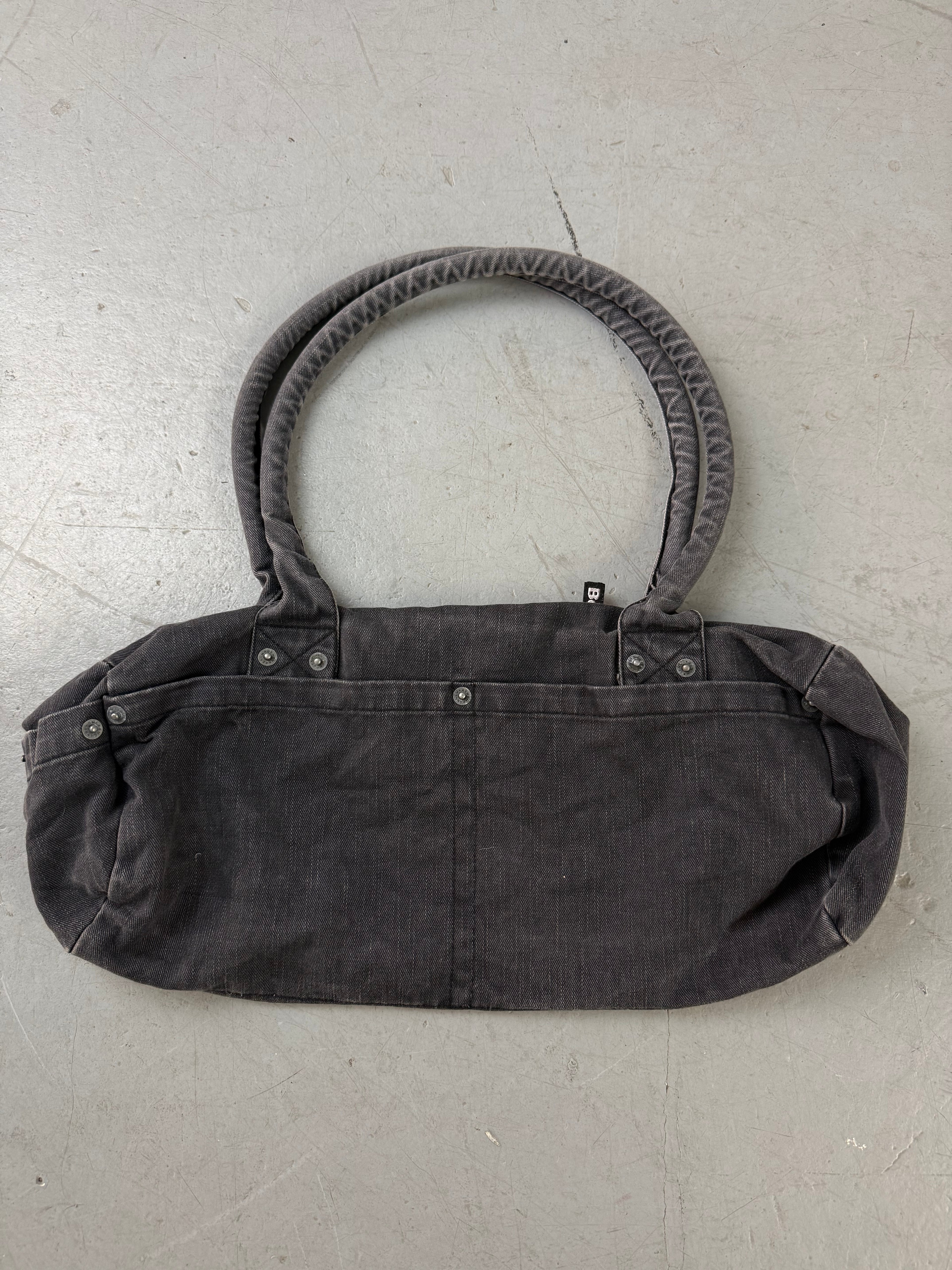 Vintage CNTY BAGS Bench Grey Baguette Bag für Damen Y2K 2000s Fashion.