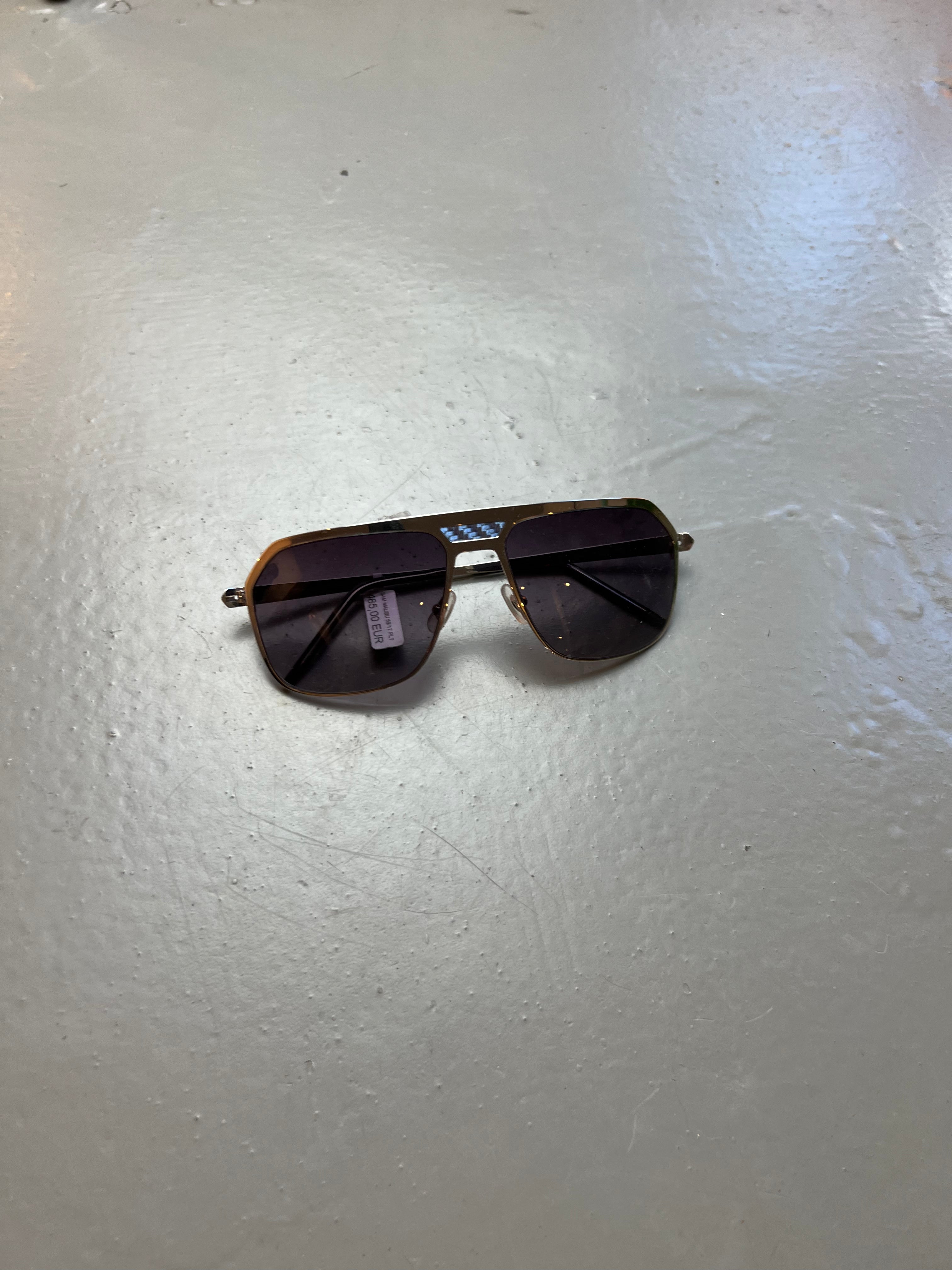 Auf dem Bild ist ein Produktbild einer Pilot Sama Sonnenbild von vorne vor grauen Hintergrund zu sehen.