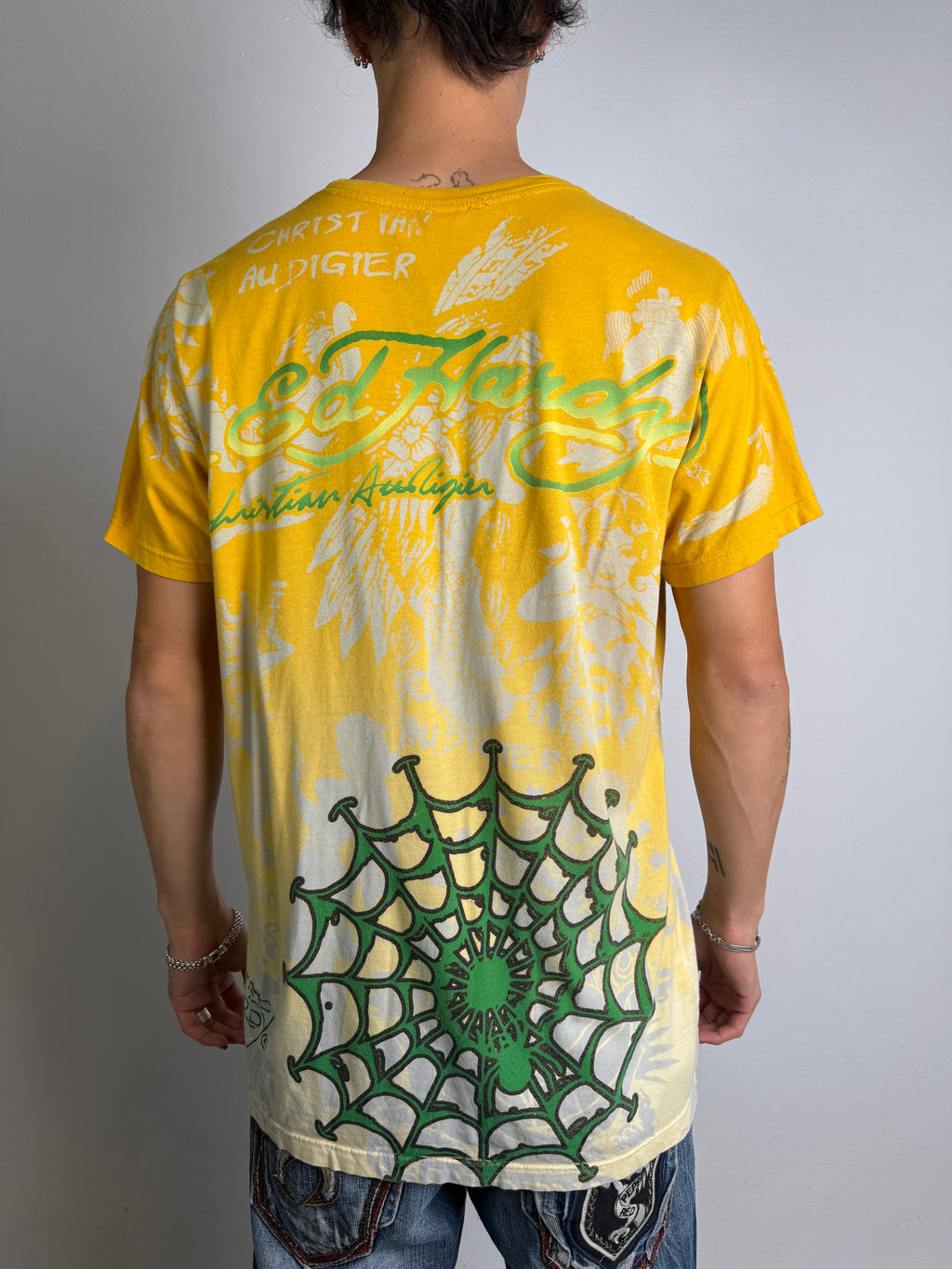 Tragebild von einem Vintage Ed Hardy Yellow Printed T-Shirt von hinten