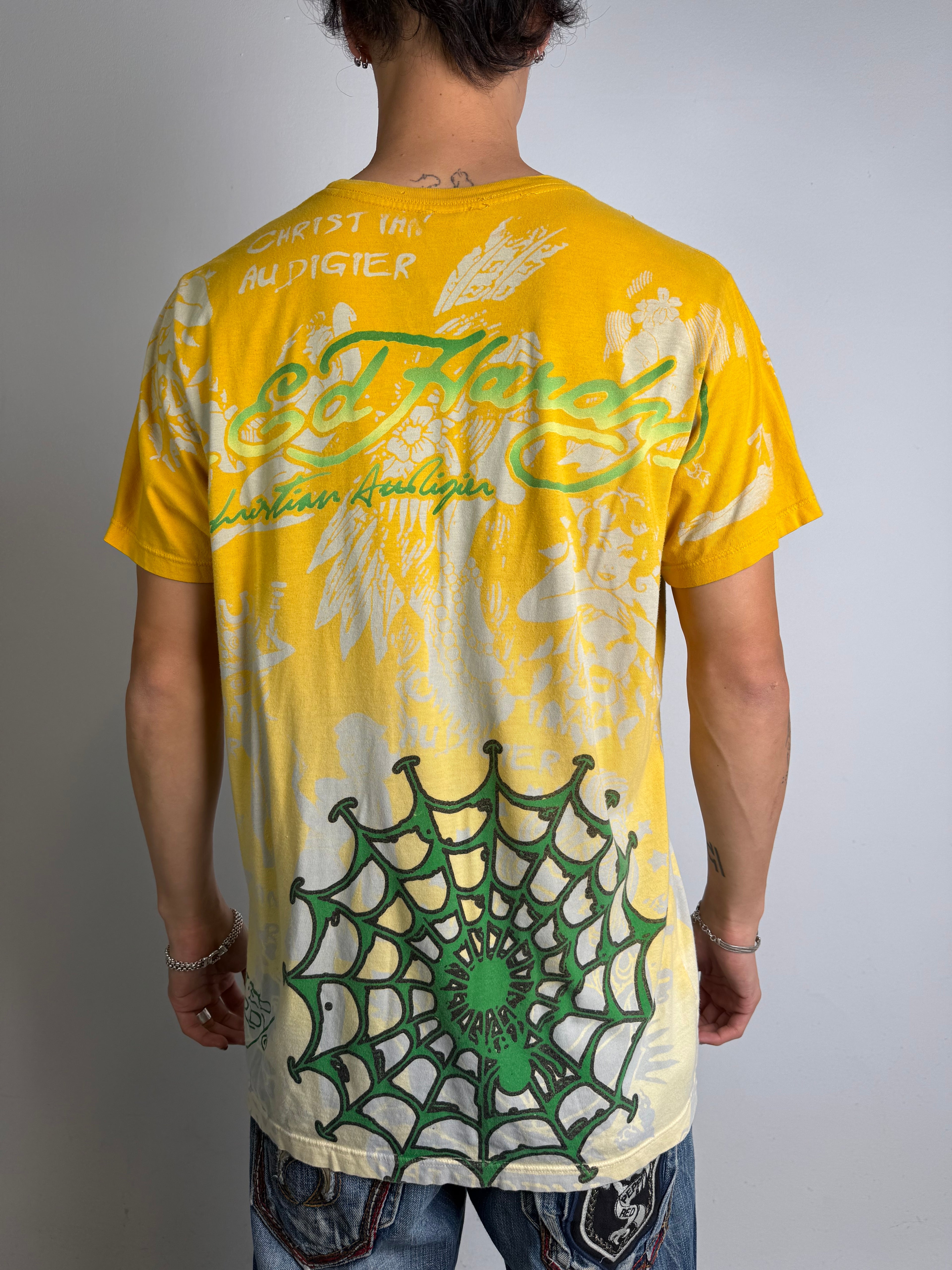 Tragebild von einem Vintage Ed Hardy Yellow Printed T-Shirt von hinten