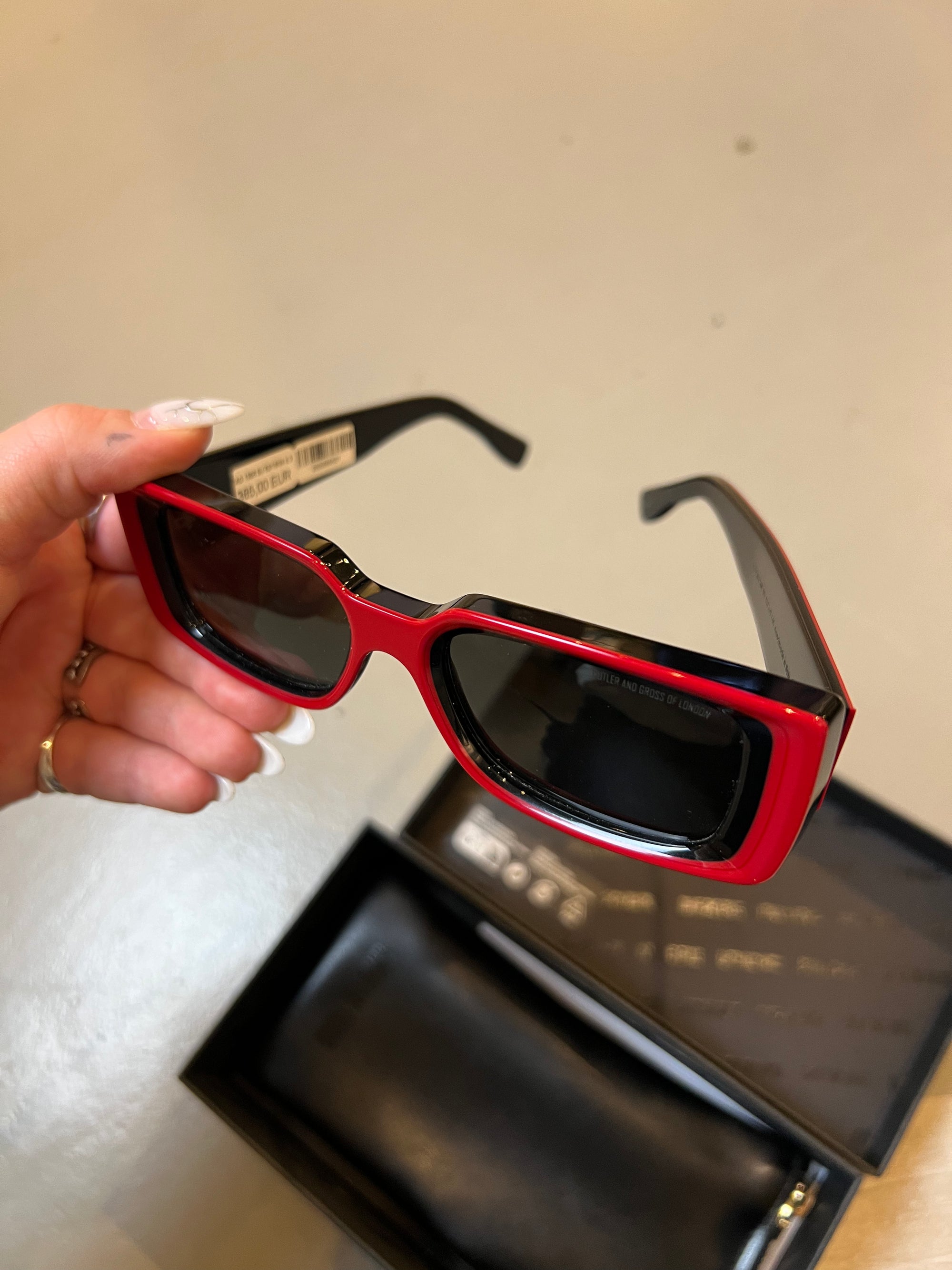Produktbild der Vintage Red Cutler Sonnenbrille mit großen Gläsern von Oben.