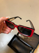 Laden Sie das Bild in den Galerie-Viewer, Produktbild der Vintage Red Cutler Sonnenbrille mit großen Gläsern von Oben.