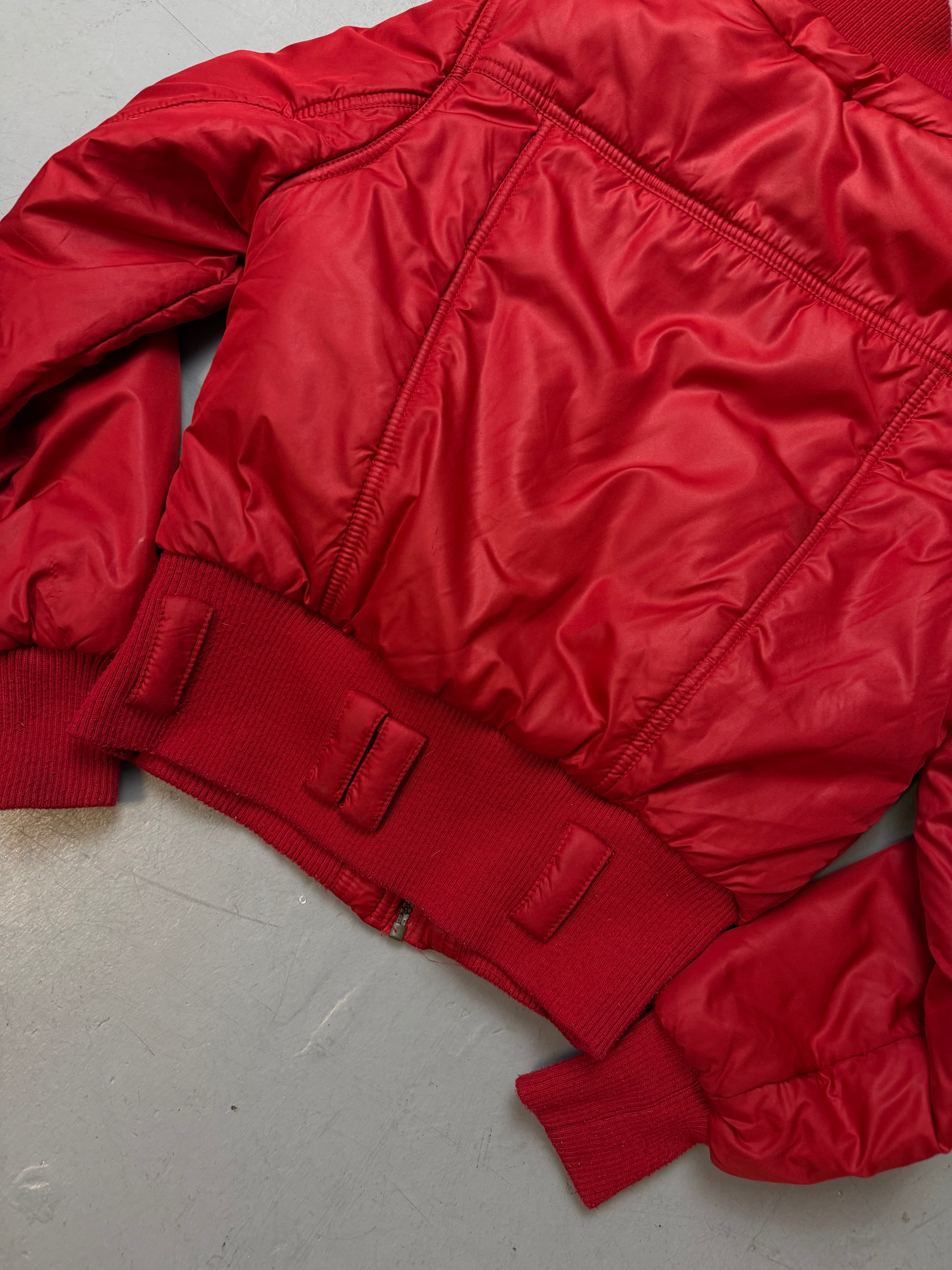 Vintage Red Cropped Puffer Jacket für Damen. Y2K Second Hand 2000s Fashion