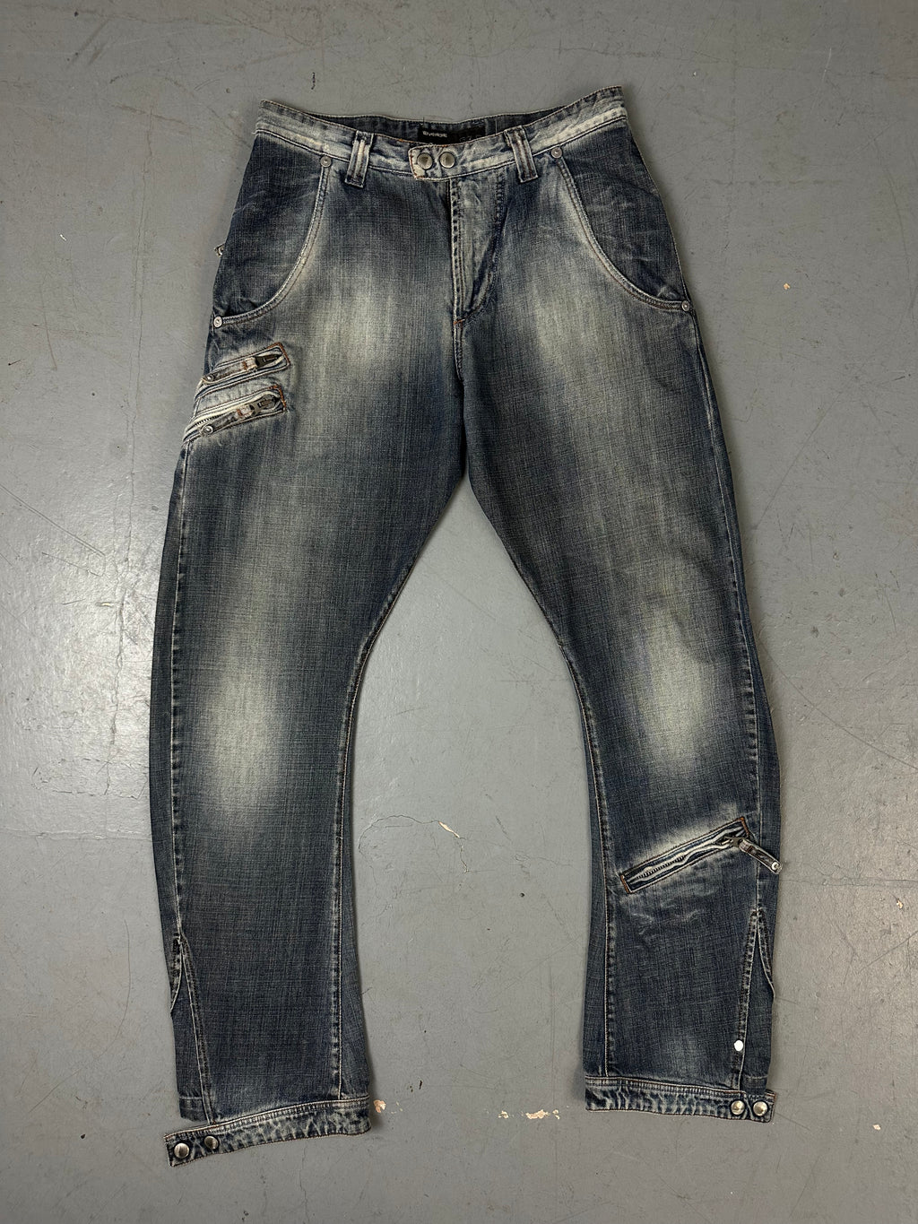 Eine blue washed flared denim im baggy schnitt 