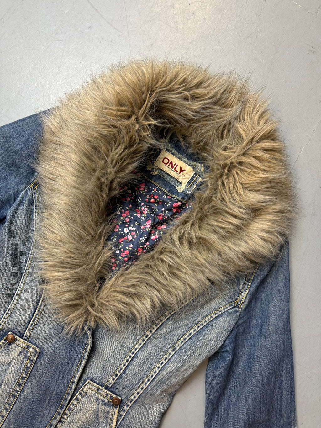Vintage Only Denim Jacket with Faux Fur für Damen. Y2K Second Hand 2000s Fashion