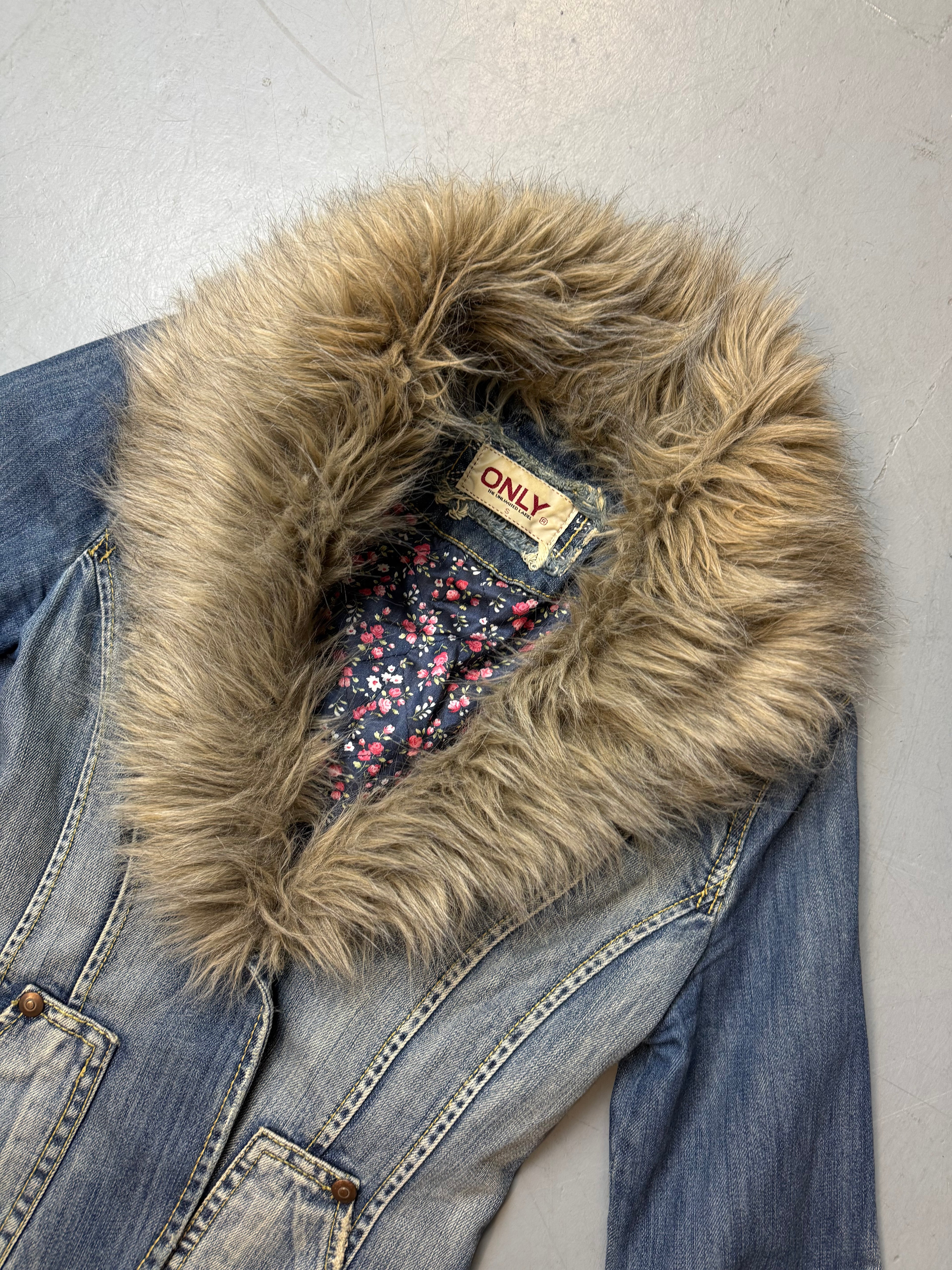 Vintage Only Denim Jacket with Faux Fur für Damen. Y2K Second Hand 2000s Fashion