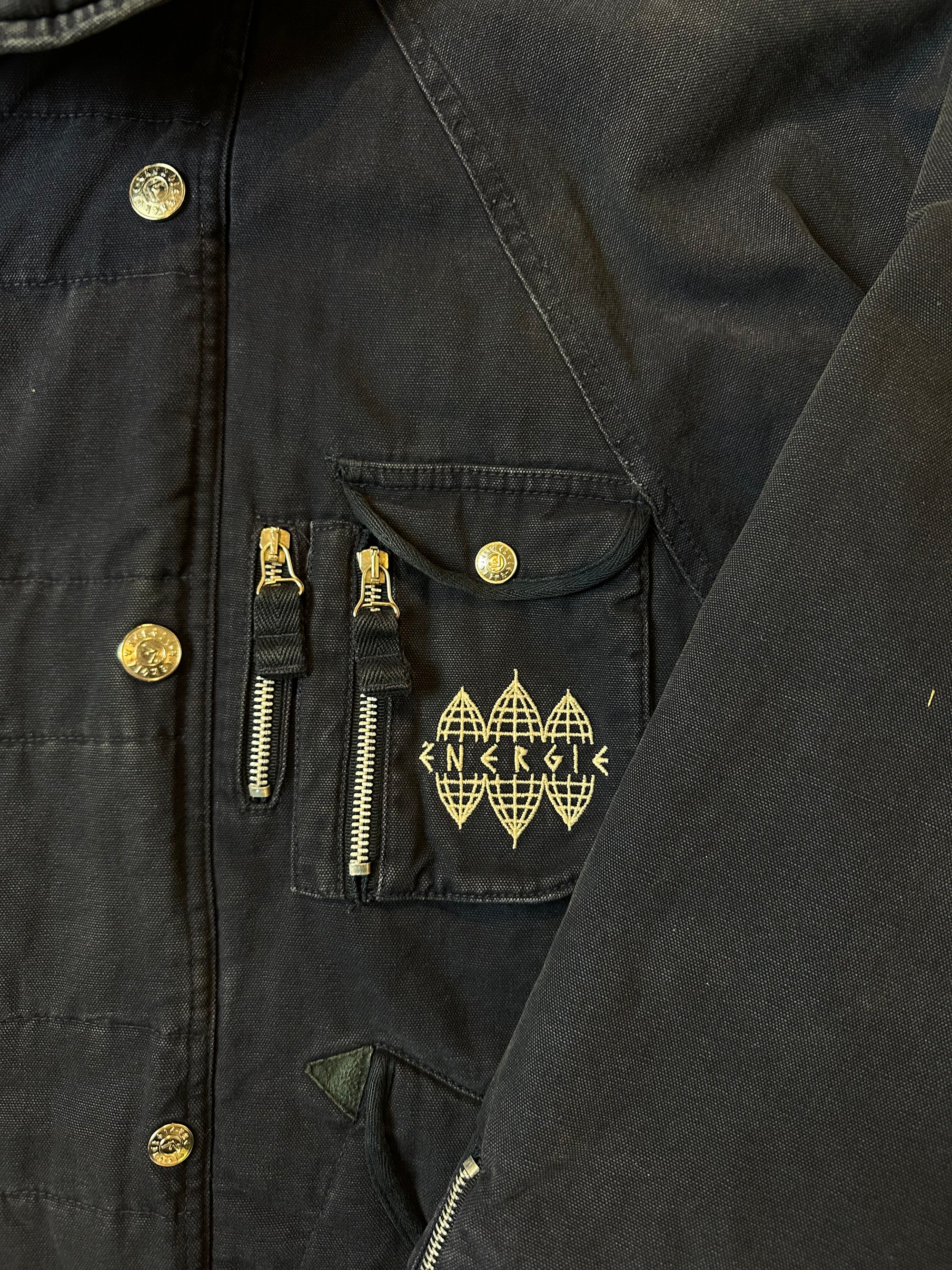 Detailliertes Produktbild von Navy farbene Energie Jacke von vorne in Größe M/L mit silbernen Knöpfen 