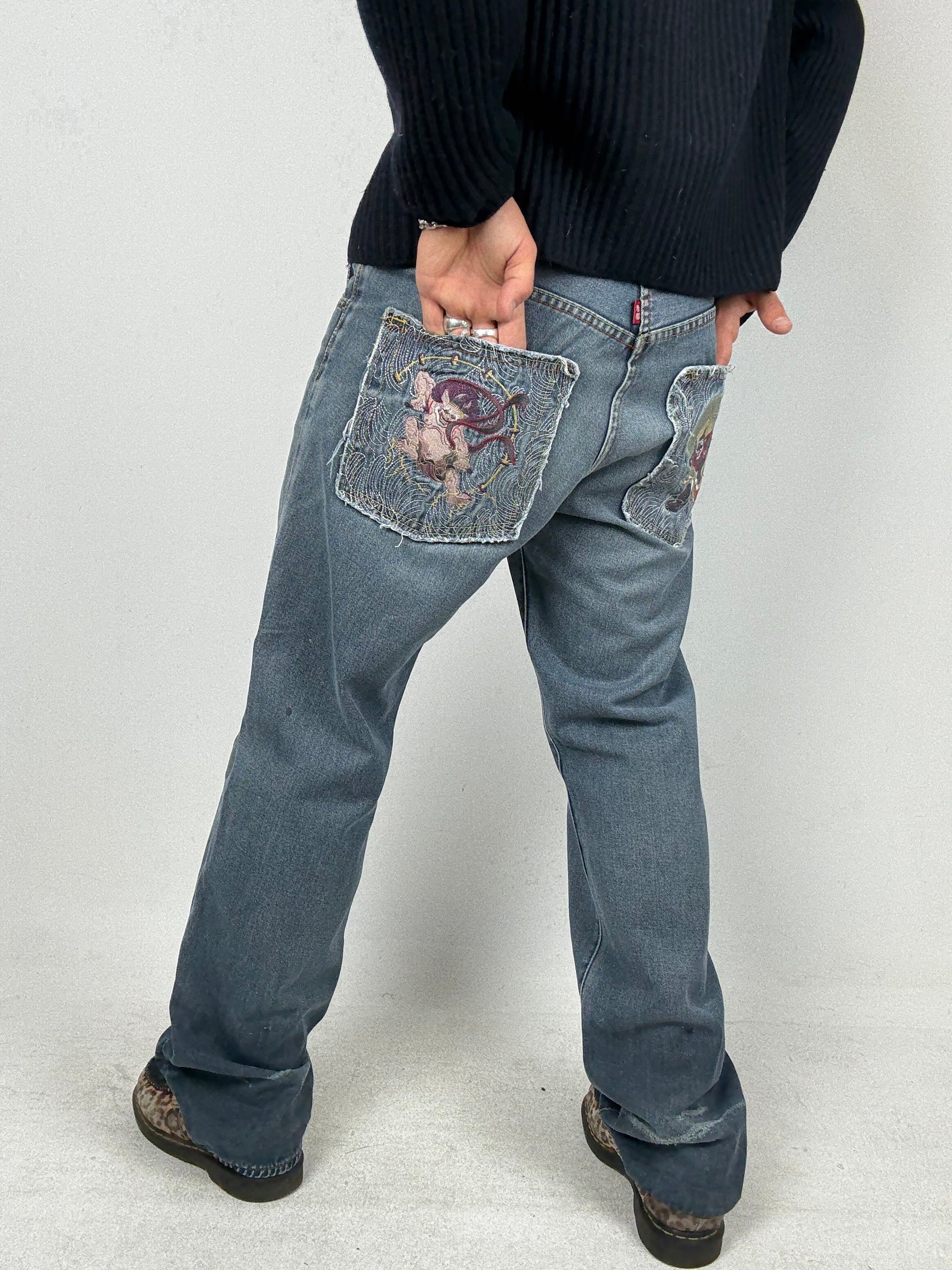 Tragebild von einer Vintage Red Monkey Company Baggy Denim with Back Stitching von hinten