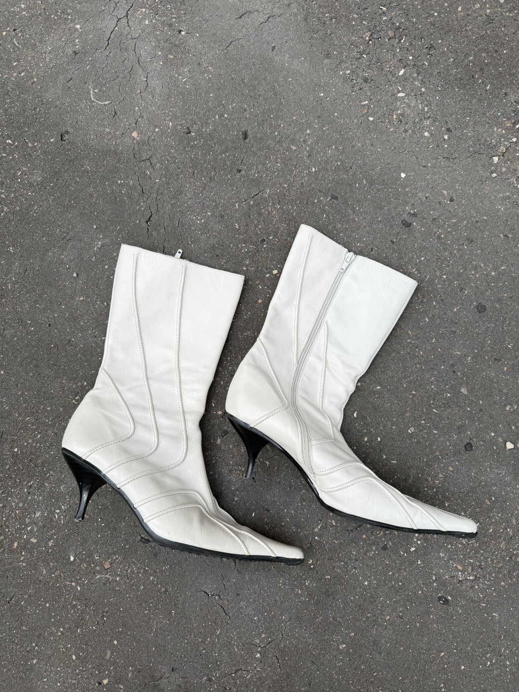 Weiße Leder Stiefel mit Absatz und Spitzer Front