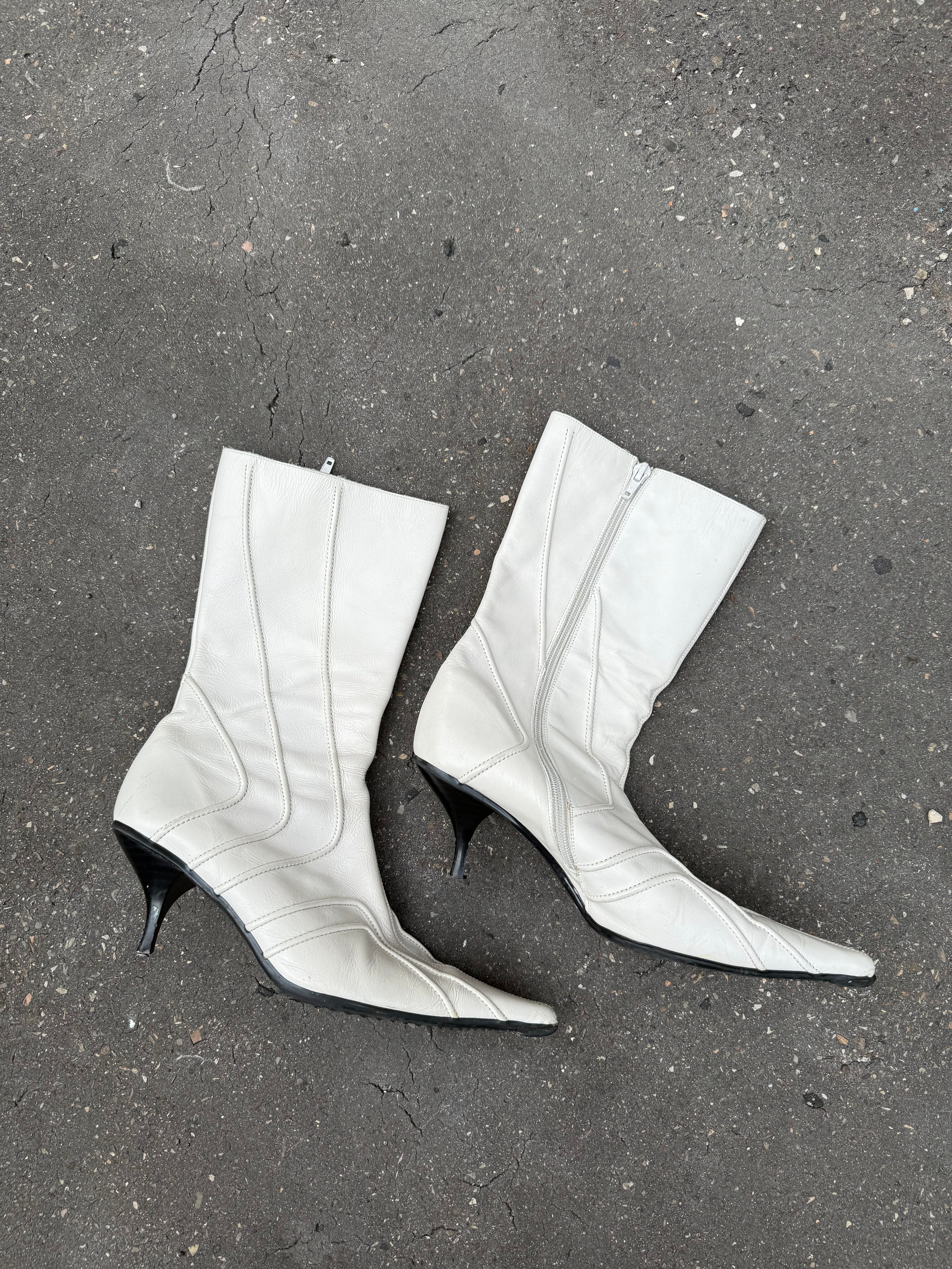 Weiße Leder Stiefel mit Absatz und Spitzer Front