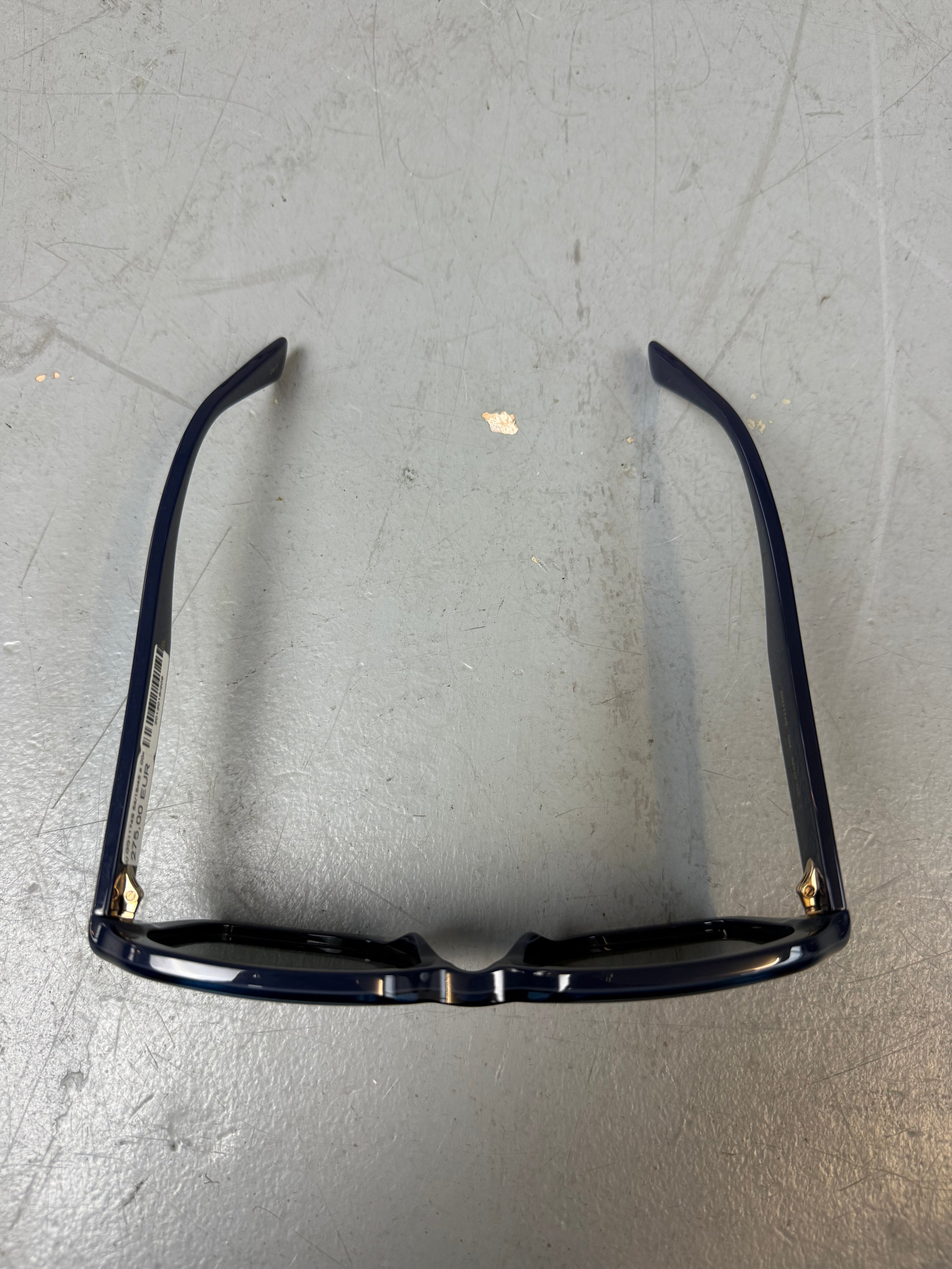 Eine blaue Sonnenbrille von gucci mit großen Gläsern 