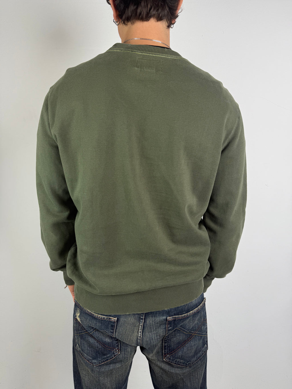 Tragebild von Vintage Energie Khaki Green Sweater von hinten