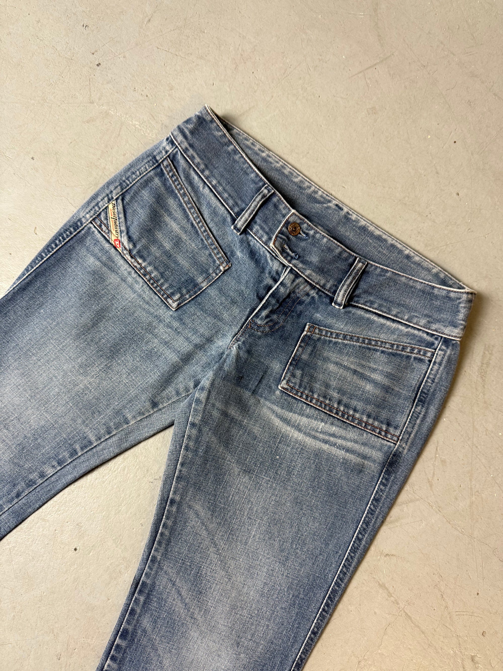 Detailbild von einer Vintage Diesel Mid Waisted Bootcut Jeans vom Bund