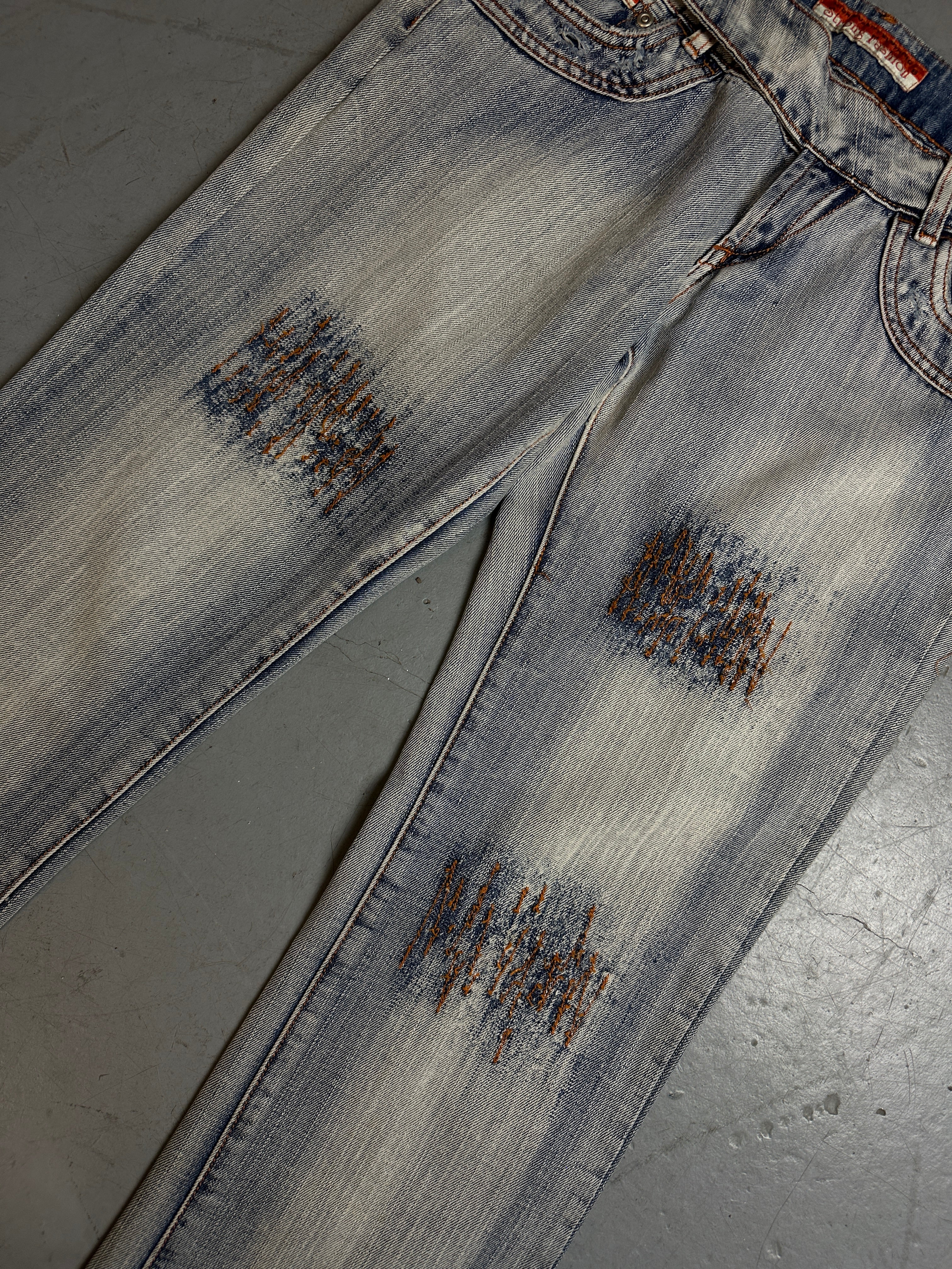 Detailliertes Produktbild von Vintage Washed Denim with Orange Stitching S/M von vorne